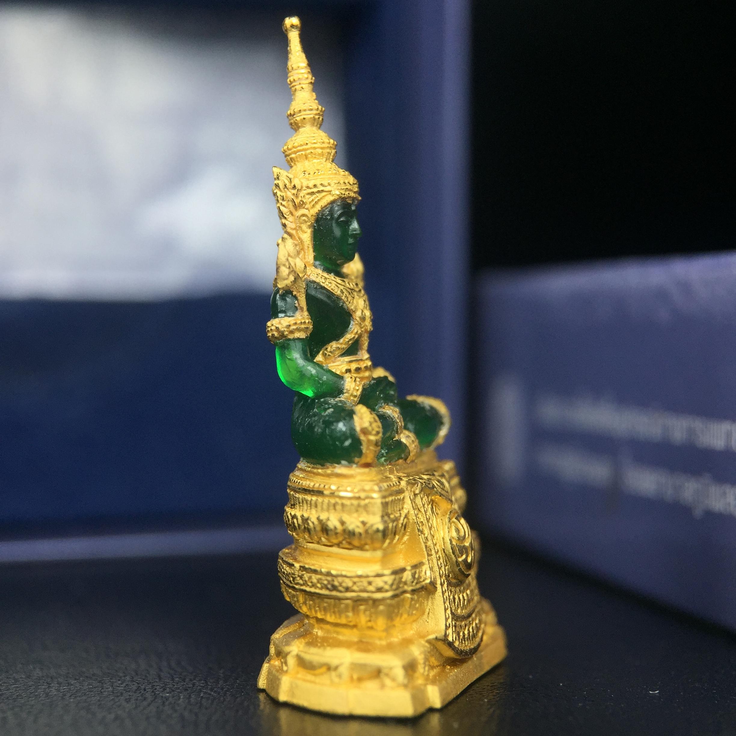 พระแก้วมรกต ภปร. จัดสร้างโดย รพ.ภูมิพลฯ ปี2547 ลอยองค์ขนาดหน้าตัก 1/2 นิ้ว เนื้อเรซิ่นหุ้มทองคำ99.99 งดงามทรงคุณค่าอีกหนึ่งรุ่นยอดนิยม หายาก