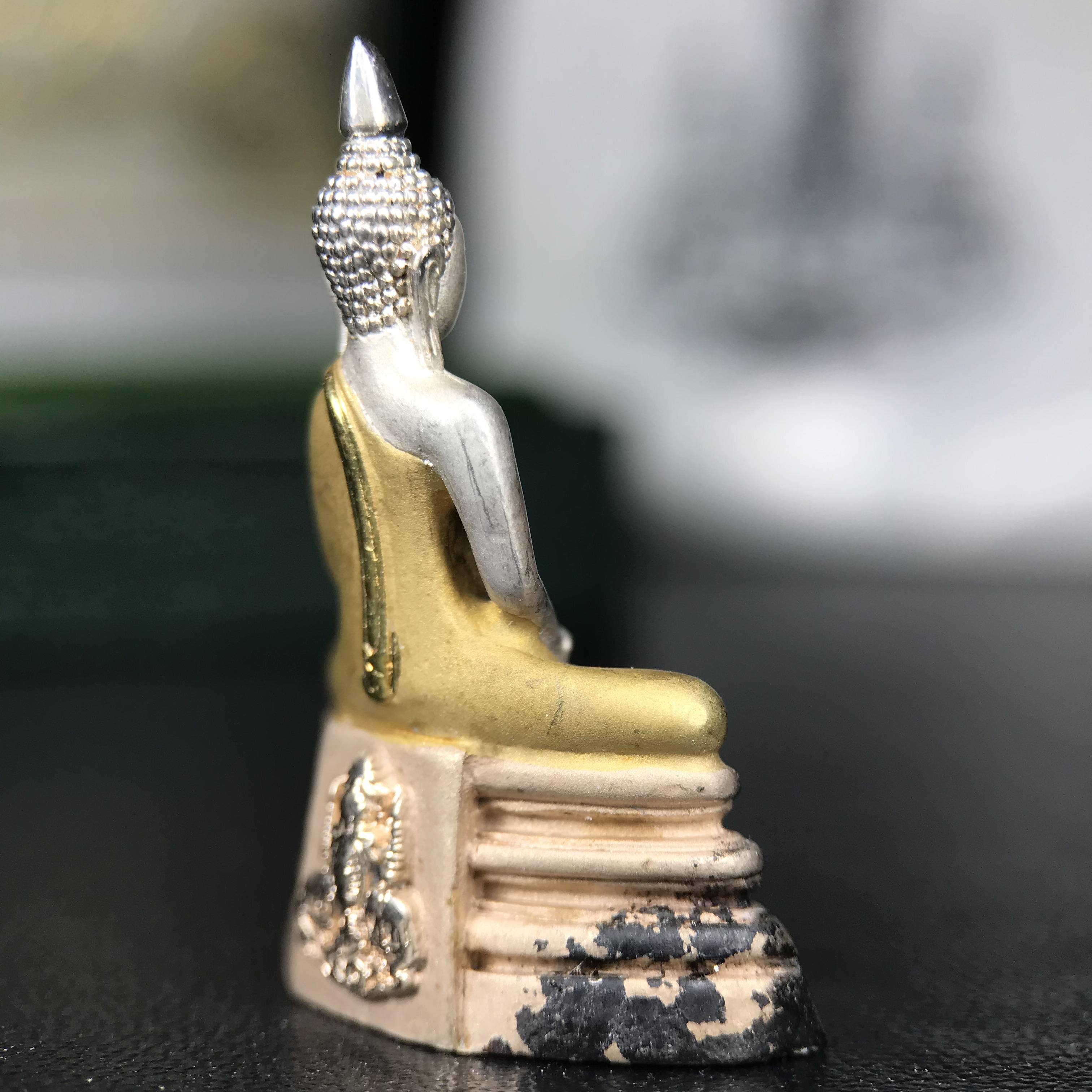 พระพุทธโสธร ภปร. รุ่นย้อนยุค สร้างพระอุโบสถ สมาคมชาวฉะเชิงเทรา จัดสร้าง ปี 2539 วโรกาสครองสิริราชสมบัติครบ 50 ปี เนื้อเงินชุบสามกษัตริย์ทรายนวลขัดเงาบางส่วน(สภาพผิวเดิม เก่าเก็บ) พร้อมกล่องบรรจุและใบรับรองเดิมครบ