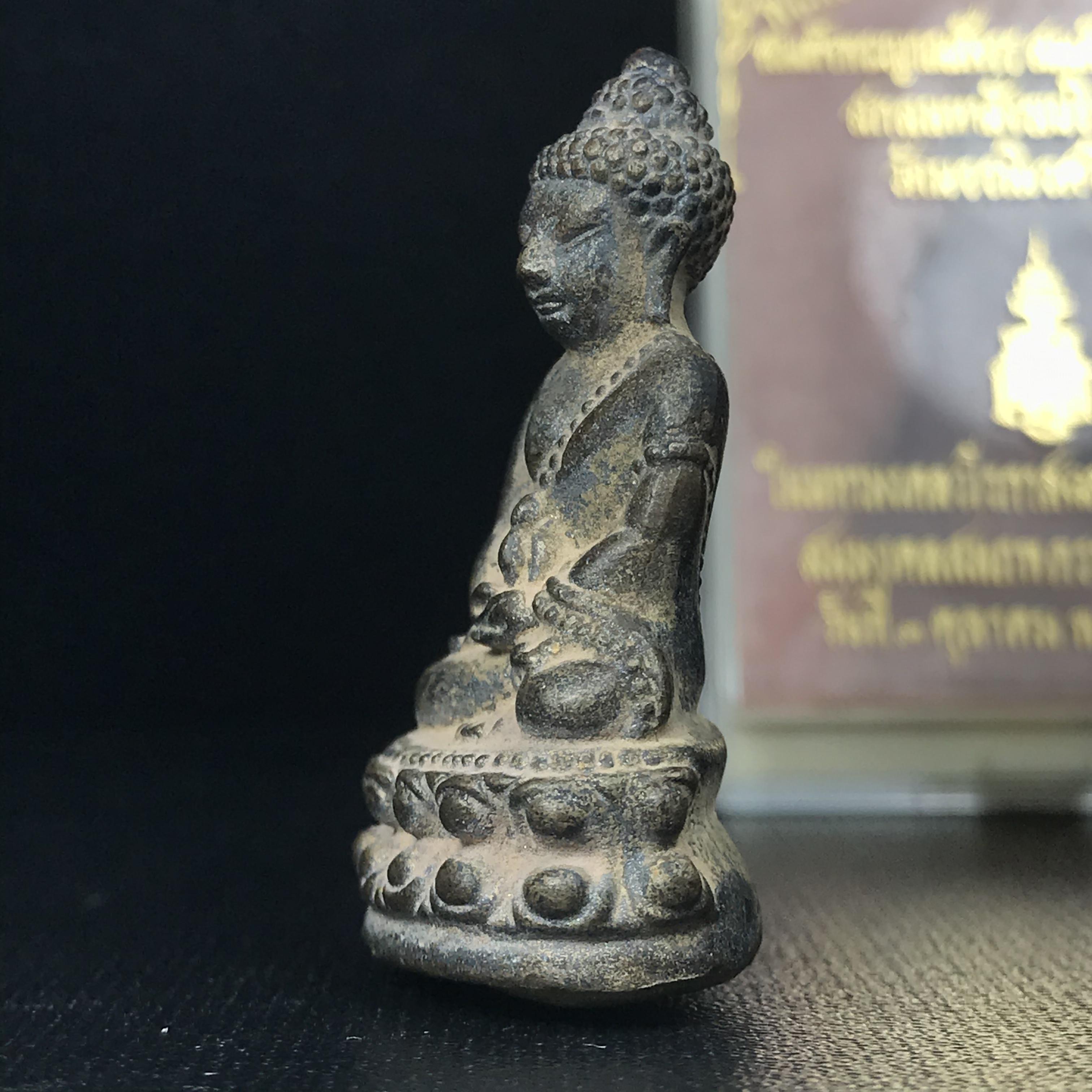 พระกริ่งชินบัญชรฉลองพระชันษา 100 ปี สมเด็จพระญาณสังวร วัดบวรนิเวศวิหาร ปี 2556 เนื้อนวโลหะผสมทองคำก้นอุดผงพรายกุมาร หลวงปู่ทิม พิธีใหญ่ มวลสารเด่น นิยม(1 ใน 599 องค์)หายาก