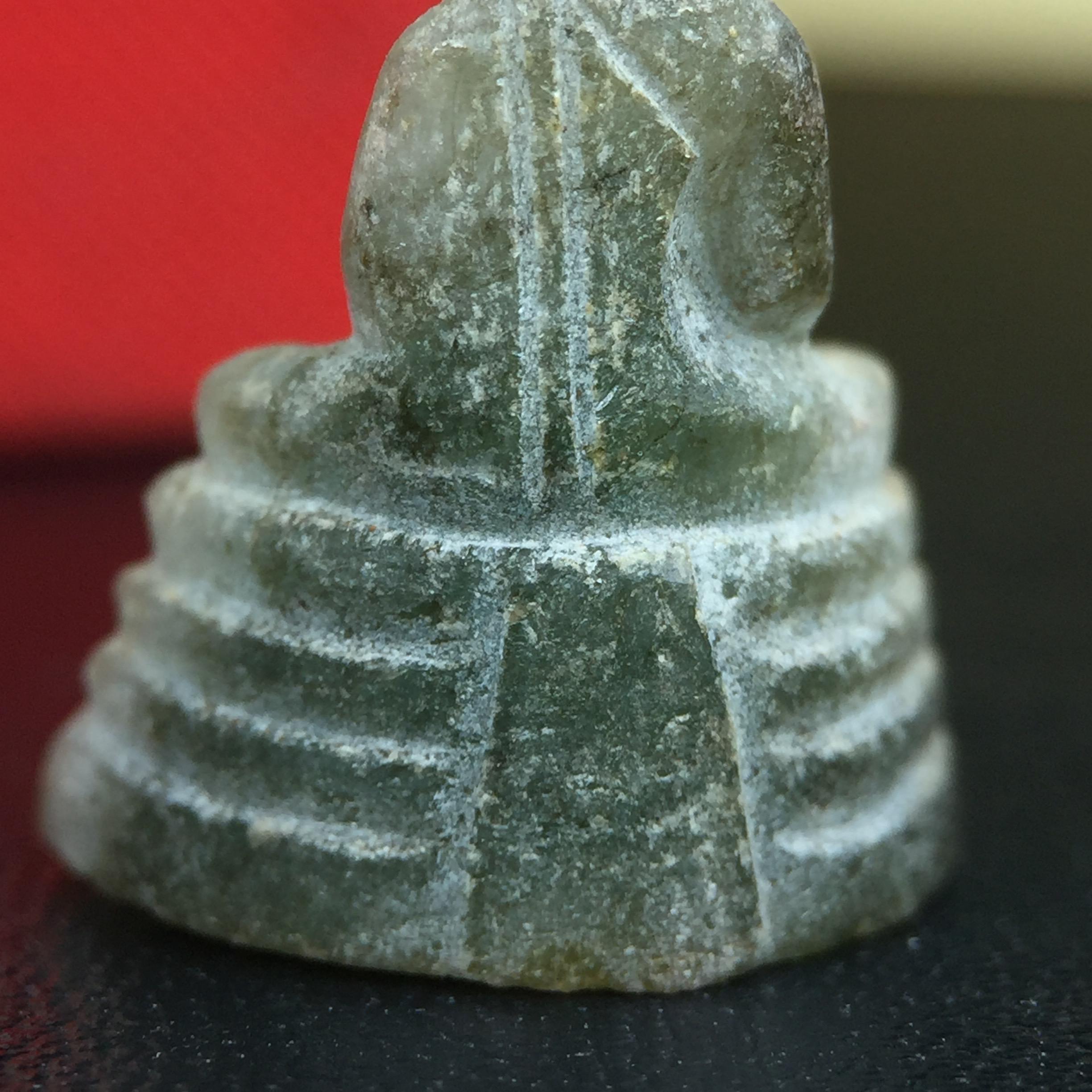 พระพุทธโสธร เนื้อหยก(รุ่นแรก) รุ่นประวัติศาสตร์ พุทธาภิเษก วันที่ 3 กันยายน พ.ศ.2543 ณ พระอุโบสถวัดโสธรวรารามวรวิหาร อ.เมือง จ.ฉะเชิงเทรา พิมพ์ลอยองค์ใต้ฐานมีโค๊ตแผ่นทองคำแท้กำกับทุกองค์พร้อมกล่องบรรจุและบัตรรับรองเดิมครบชุด (1 ใน 3999 องค์)นิยมหายาก