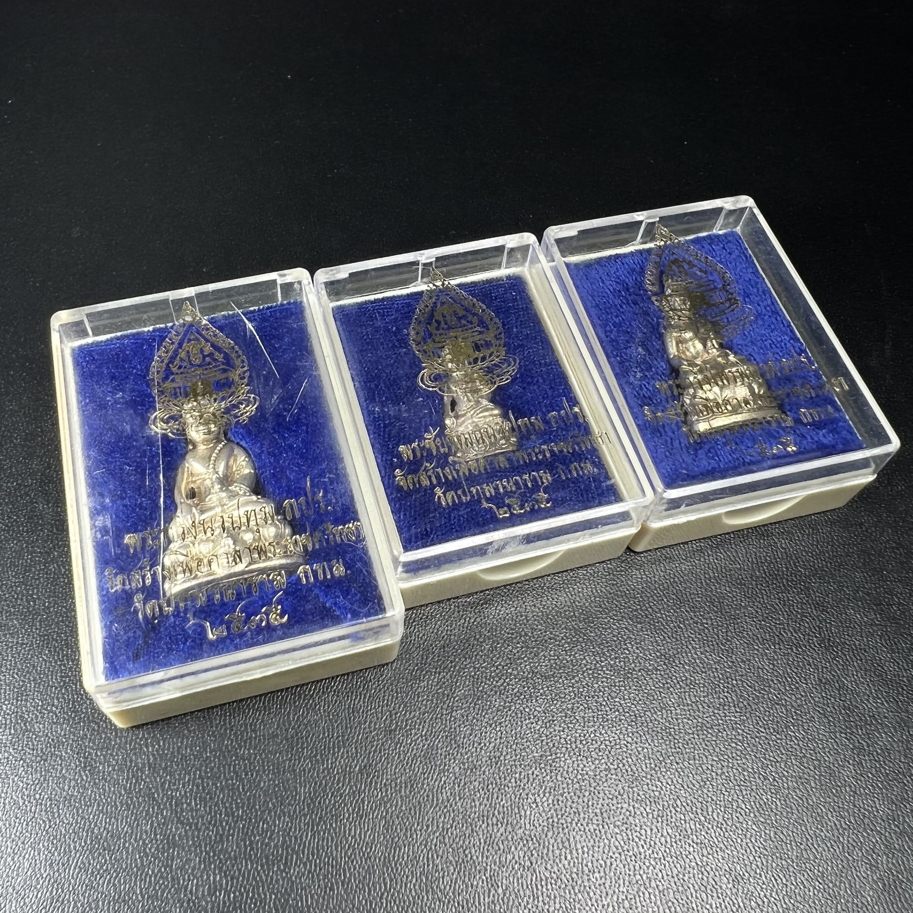 พระกริ่งนวปทุม ภปร.-พระชัยวัฒน์นวปทุม ภปร.-พระกริ่งไพรีพินาศ ภปร. รุ่นแรก วัดปทุมวนาราม ครบชุดเนื้อเงิน ปี2535(ในหลวงรัชกาลที่9เสด็จเททอง)(1ใน3000องค์)หายาก***เก็บทีเดียวครบชุดไปเลยรุ่นนี้ แนะนำ....ตอนนี้หายากแล้ว***