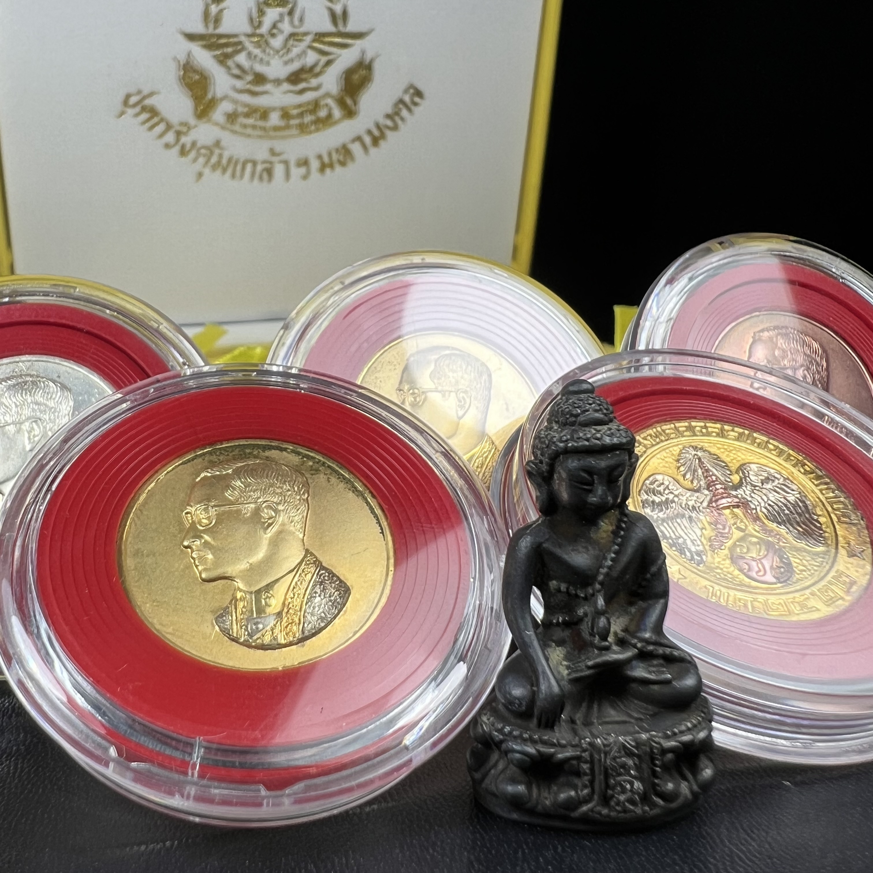 วัตถุมงคลคุ้มเกล้าฯ มหามงคลเฉลิมพระชนมพรรษา 6 รอบ รัชกาลที่ 9 ชุดพิเศษกรรมการ(สุดหายาก) (ในหลวงรัชกาลที่9 ทรงจุดไฟพระฤกษ์และเททอง พิธีใหญ่)ยอดนิยมหายาก