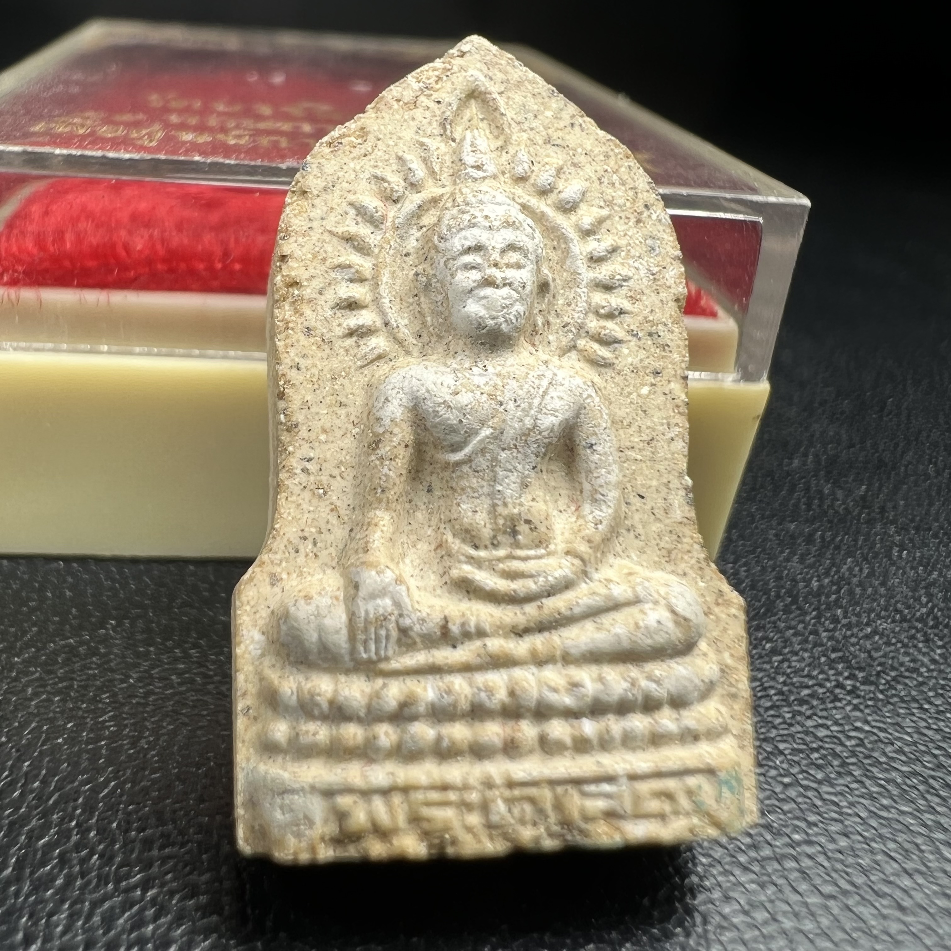 พระผงพระศาสดา หลัง ภปร. พิมพ์ใบเสมา วัดบวรนิเวศวิหาร ปี 2532 จัดสร้างในโอกาสสองทศวรรษรามาธิบดี เพื่อศูนย์การแพทย์สิริกิติ์ เนื้อผงพุทธคุณ มวลสารจิตรลดาพระราชทาน เส้นพระเกศาสมเด็จพระสังฆราช(พิธีใหญ่ มวลสารมงคล สวยงามเข้มขลัง)พร้อมกล่องบรรจุเดิม