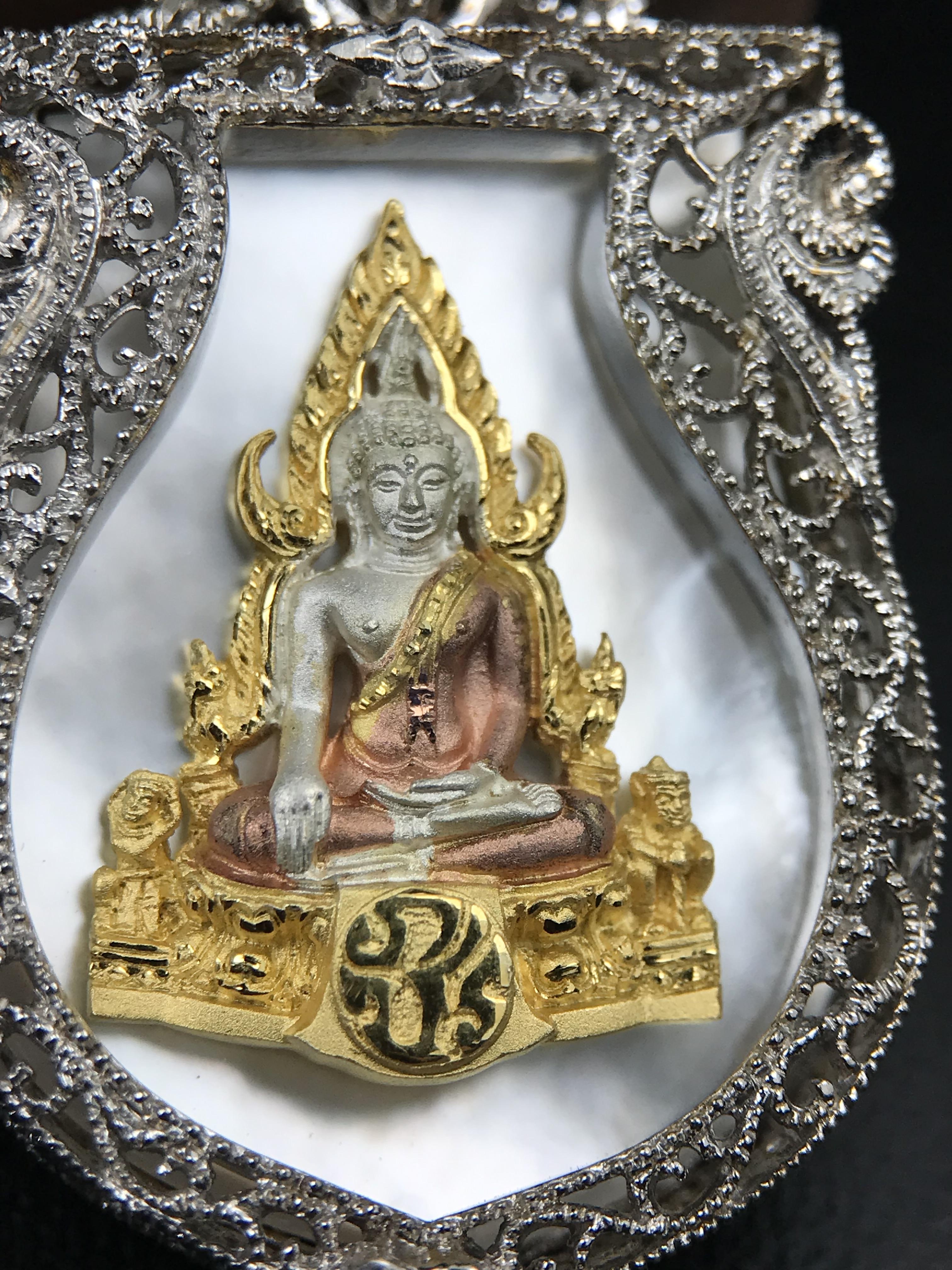 พระพุทธชินราช ภปร. โครงการ "เพราะแผ่นดินนี้ คือ แผ่นดินเกิด" ปี2548(รุ่นแรก) เหรียญทรงเสมา ขนาด 21 x 29 มม.เนื้อเงินสามกษัตริย์ องค์พระชุบสามกษัตริย์ ล้อมด้วยกรอบเงินชุบทองคำขาวสลักเสลาเป็นลวดลายละเอียดอ่อน ส่วนพื้นองค์พระเป็นเปลือกหอยมุขงดงาม