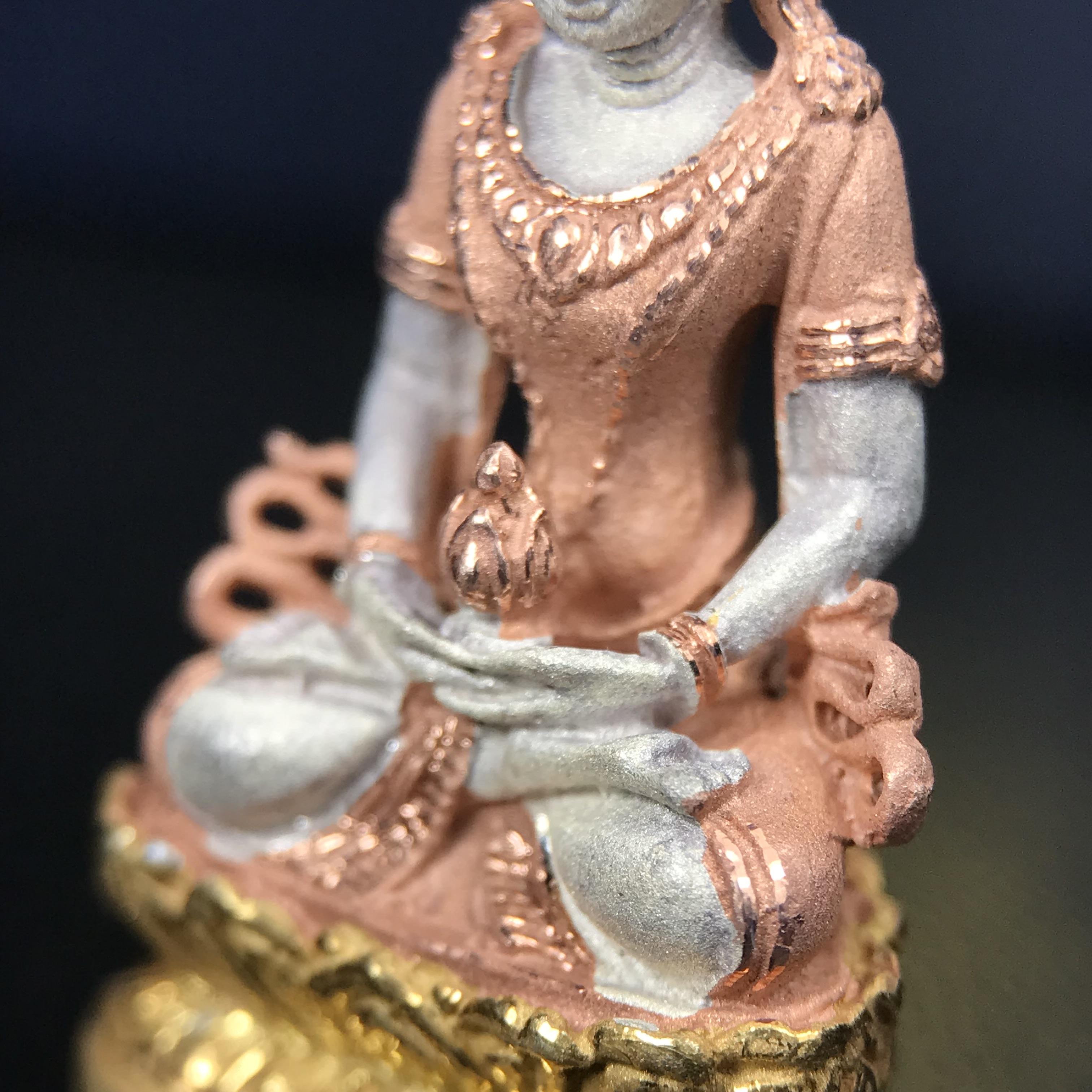 พระอวโลกิเตศวร เมตตา มหาบารมี พิธีพุทธาภิเษก ณ อุโบสถ วัดบวรนิเวศวิหาร 3 พฤษภาคม 2540 เนื้อเงินสามกษัตริย์ ขนาด 3.2 x 2.7 ซม. ตอกโค๊ตใต้ฐานพร้อมกล่องบรรจุเดิม สวย ครบ สมบูรณ์(รุ่นนี้หายาก พบเจอน้อยมาก)