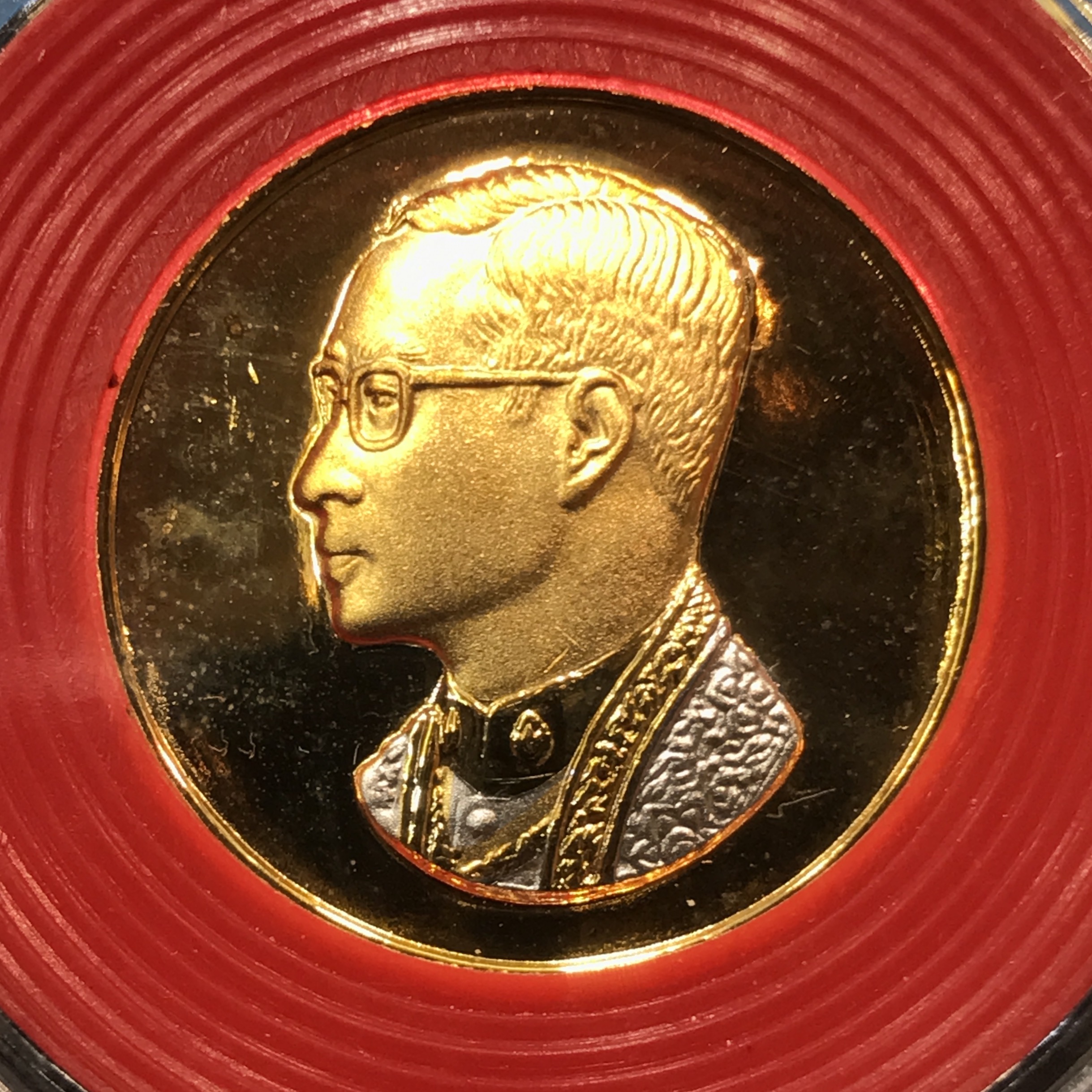 ชุดเหรียญพระบรมรูปคุ้มเกล้าฯมหามงคล ชุดพิเศษกรรมการ(ในหลวงรัชการที่9 เสด็จเททอง)