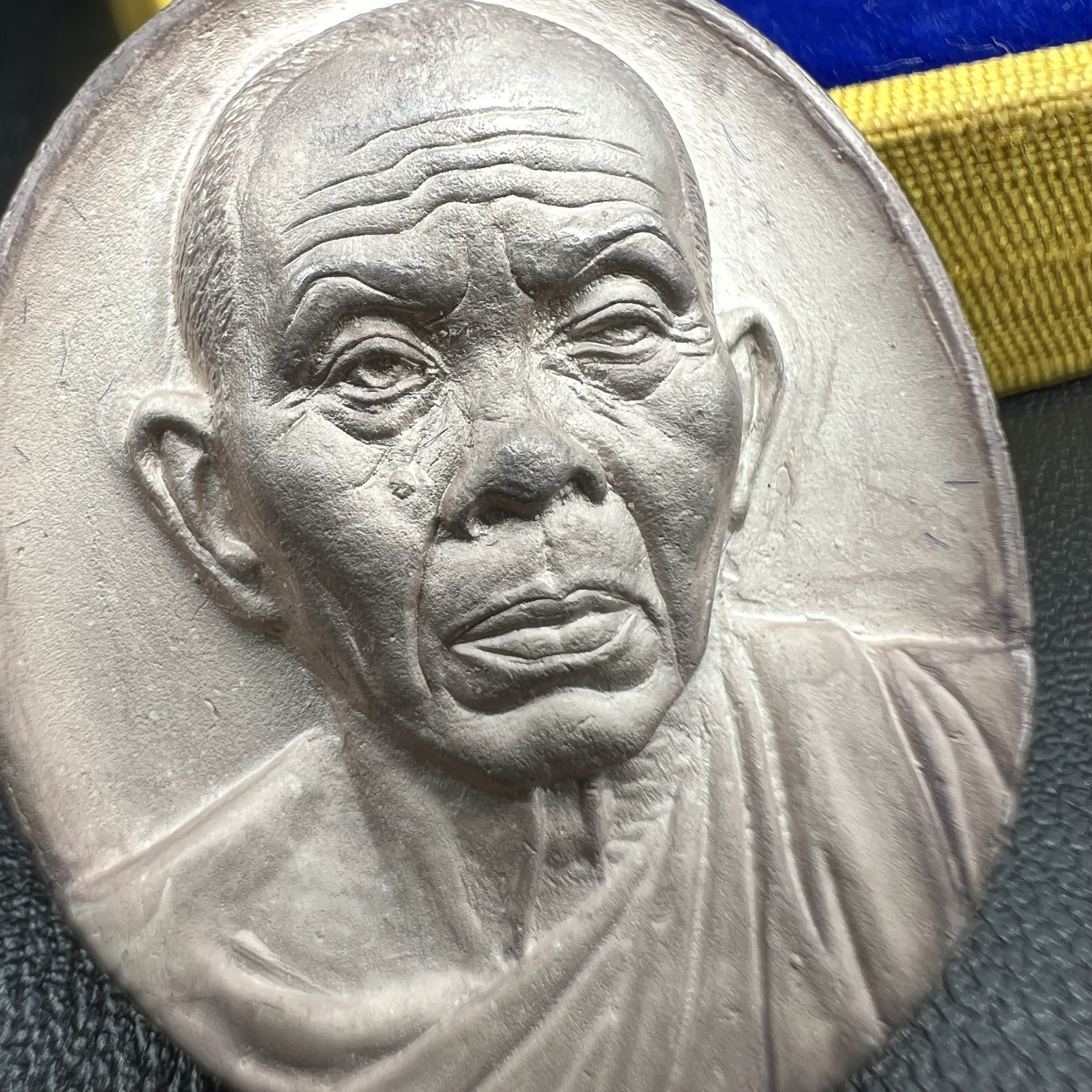 เหรียญรูปเหมือนพระญาณวิทยาคมเถร (หลวงพ่อคูณ ปริสุทโธ)ชุดกาญจนาภิเษกครองราชย์ครบ 50 ปี เนื้อเงิน วัดบวรนิเวศวิหาร ปี พ.ศ. 2538(จัดสร้างได้เหมือนหลวงพ่อคูณมาก มีรายละเอียดและความคมชัดสูง ลูกศิษย์ท่านไม่ควรพลาด วิจิตรศิลป์และพุทธศิลป์งดงาม)พิธีใหญ่