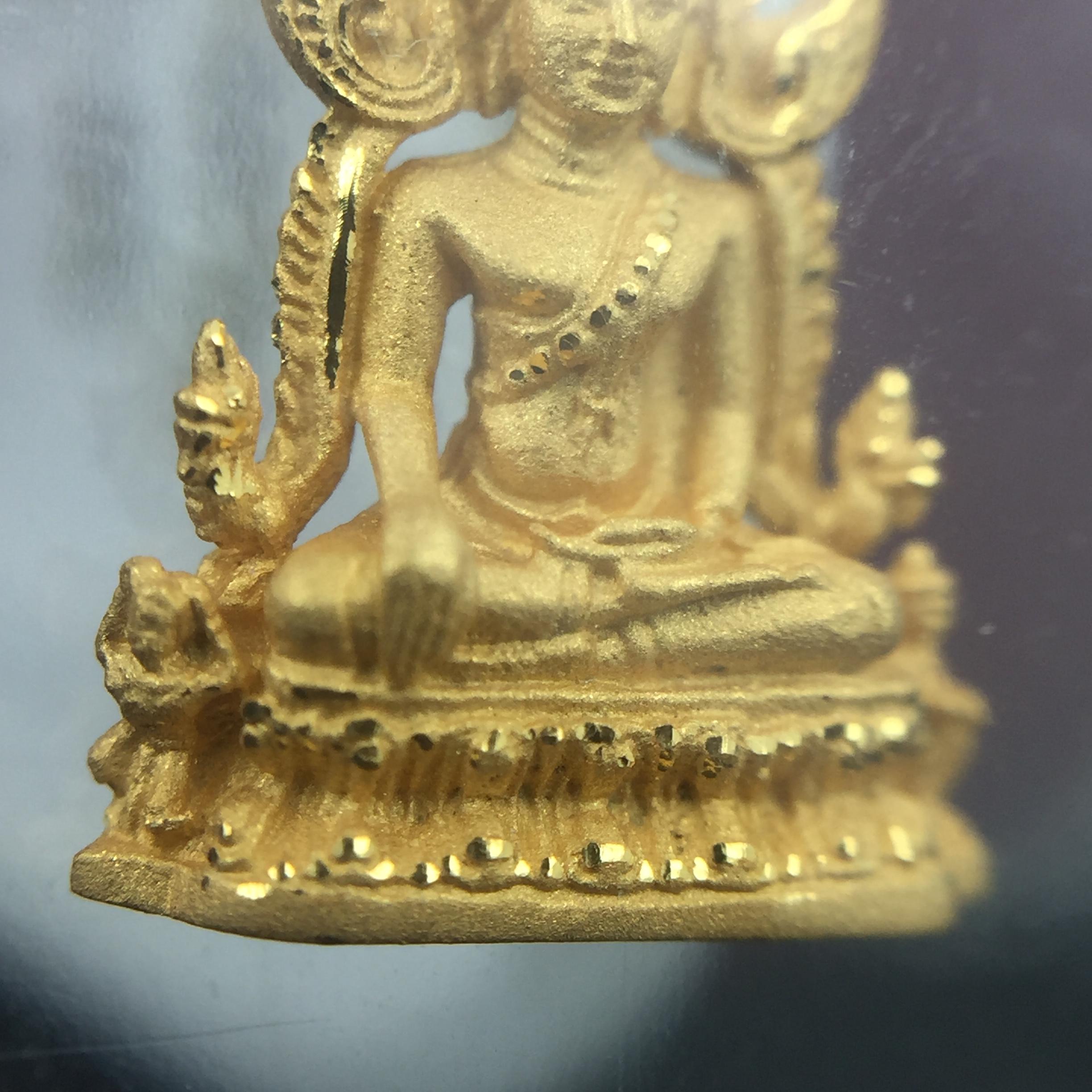 พระพุทธชินราช รุ่น ประวัติศาสตร์ มูลนิธิเพื่อตำรวจไทยจัดสร้าง ปี 2562 เนื้อทองคำขัดเงา พิมพ์ลอยองค์จิ๋ว(ขนาดสูง 1.5 ซม.) (สภาพ สวย ซีนซองเดิม กล่องบรรจุเดิมครบสมบูรณ์)