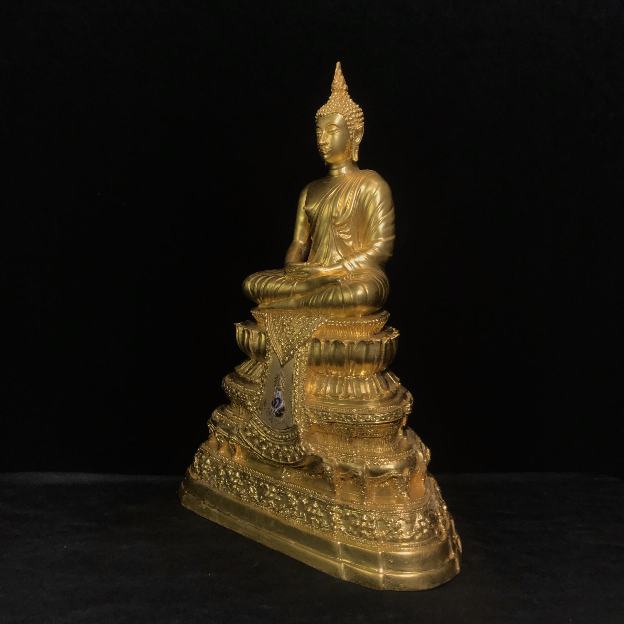 พระพุทธนวมมหาราชายุจฉับปริวัตนมงคล ภปร. พระบาทสมเด็จพระเจ้าอยู่ห้วรัชกาลที่9 เนื่องในวโรกาสเฉลิมพระชนมพรรษา 6 รอบ ( 72 พรรษา )ปี 2542 โดยสำนักนายกรัฐมนตรี หน้าตัก 5นิ้ว(พิธีใหญ่ พุทธศิลป์สวย งดงาม)