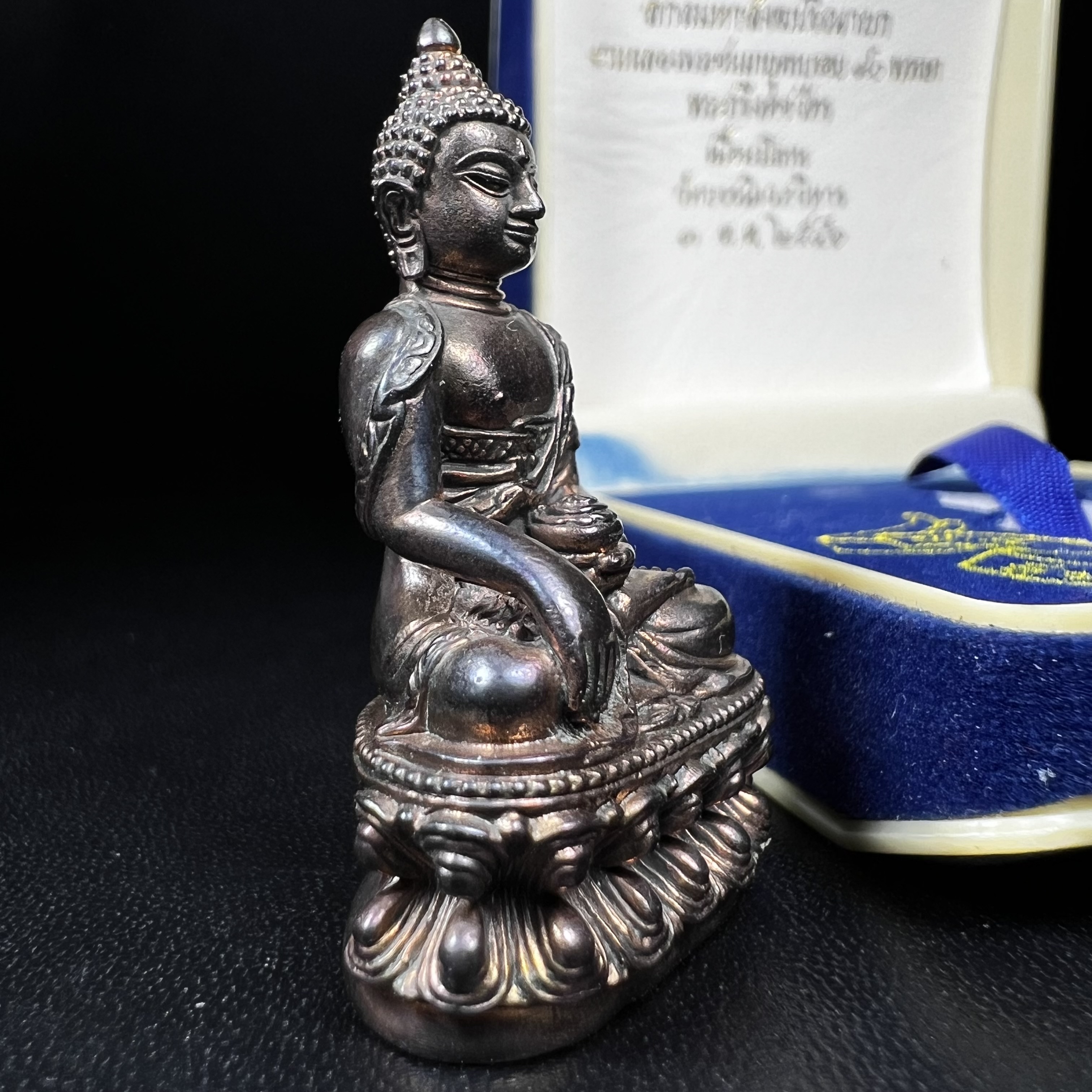 พระกริ่งคชวัตร รุ่นแรก วัดบวรนิเวศวิหาร ปี 2546 เนื้อนวโลหะเต็มสูตรแก่ทองคำ ฉลองพระชนมายุ 90พรรษา สมเด็จพระสังฆราชเจ้า กรมหลวงวชิรญาณสังวร (เจริญ สุวฑฺฒโน) พุทธศิลป์ที่เป็นเอกลักษณ์ ทุกองค์บรรจุเส้นพระเกศาของสมเด็จพระญาณสังวร ยอดนิยม หายาก 1 ใน 3999 องค์