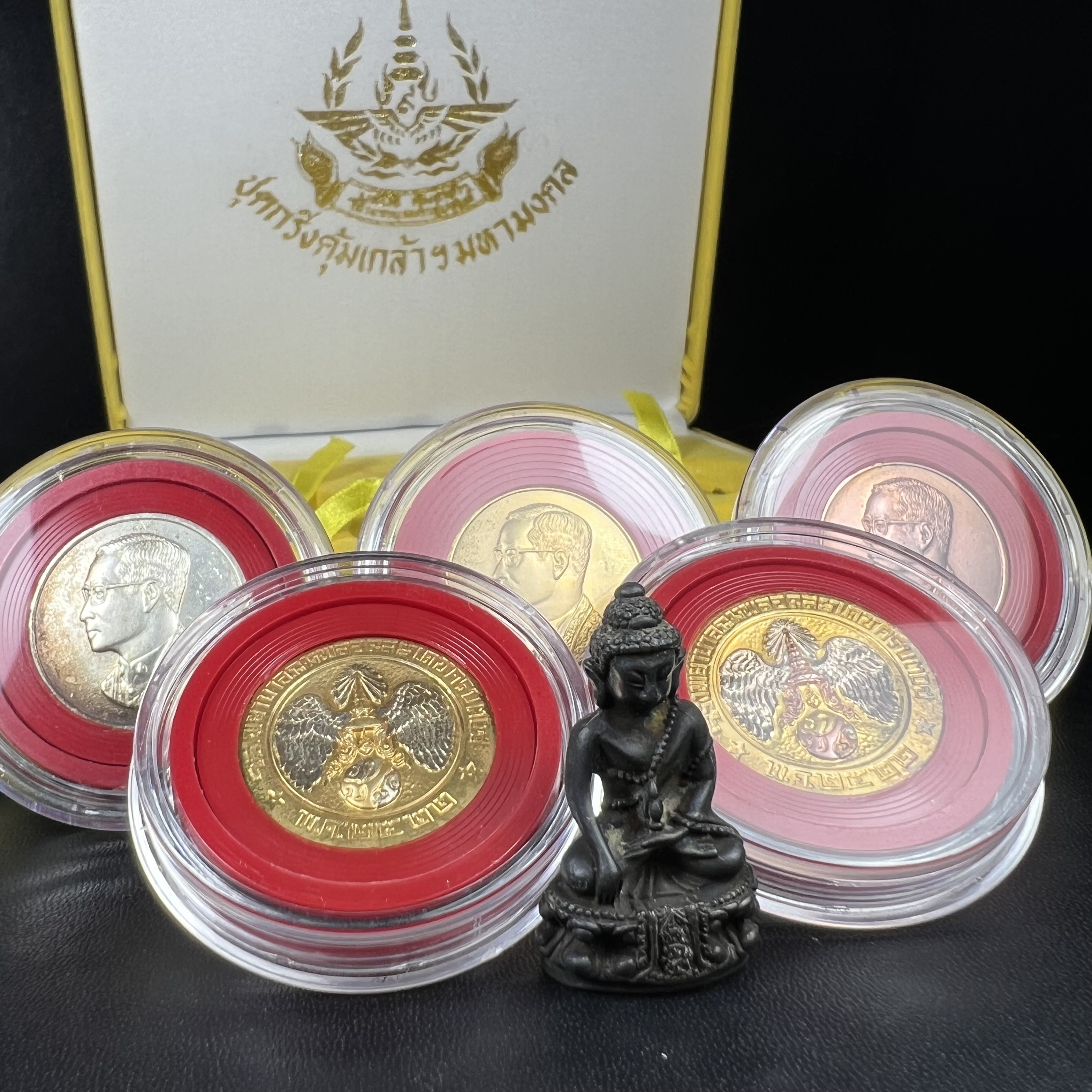 วัตถุมงคลคุ้มเกล้าฯ มหามงคลเฉลิมพระชนมพรรษา 6 รอบ รัชกาลที่ 9 ชุดพิเศษกรรมการ(สุดหายาก) (ในหลวงรัชกาลที่9 ทรงจุดไฟพระฤกษ์และเททอง พิธีใหญ่)ยอดนิยมหายาก