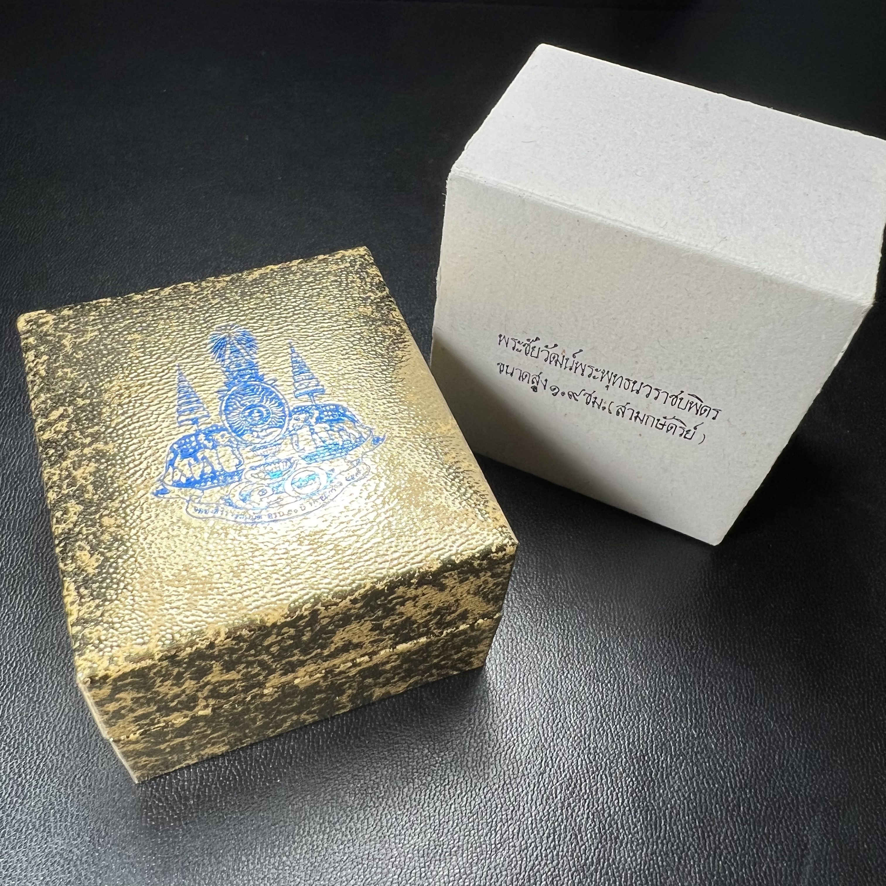 พระชัยวัฒน์พระพุทธนวราชบพิตร ครองสิริราชสมบัติครบ 50 ปี พ.ศ.2540 ขนาดสูง 1.9 ซม. เนื้อเงินสามกษัตริย์(ผิวเดิม) พร้อมกล่องบรรจุเดิมครบสมบูรณ์ 1ใน 9500 องค์(พุทธนวราชบพิตร นิมิตรหมายแห่งความสามัคคี ด้วยไมตรีแห่งองค์พระภูมิพล)