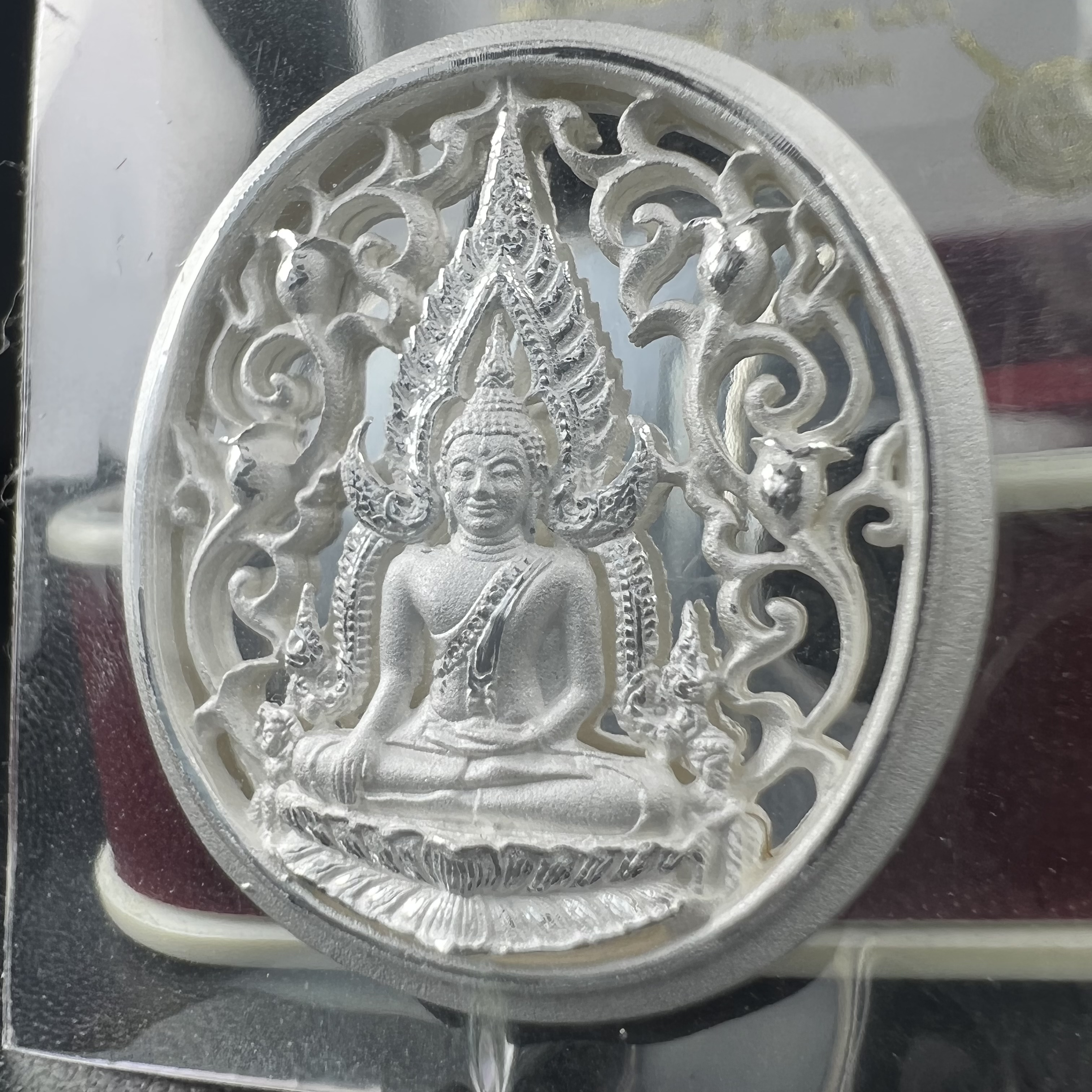 พระพุทธชินราช รุ่น ประวัติศาสตร์ มูลนิธิเพื่อตำรวจไทยจัดสร้าง ปี 2562 เนื้อเงินขัดเงา พิมพ์เหรียญรูปไข่ฉลุลายไทย พิมพ์ใหญ่ พระพุทธชินราช แบบจิวเวอร์รี่ (ขนาดสูง 2.9 ซม.) (สภาพ สวย ซีนซองเดิม กล่องบรรจุเดิมครบสมบูรณ์)