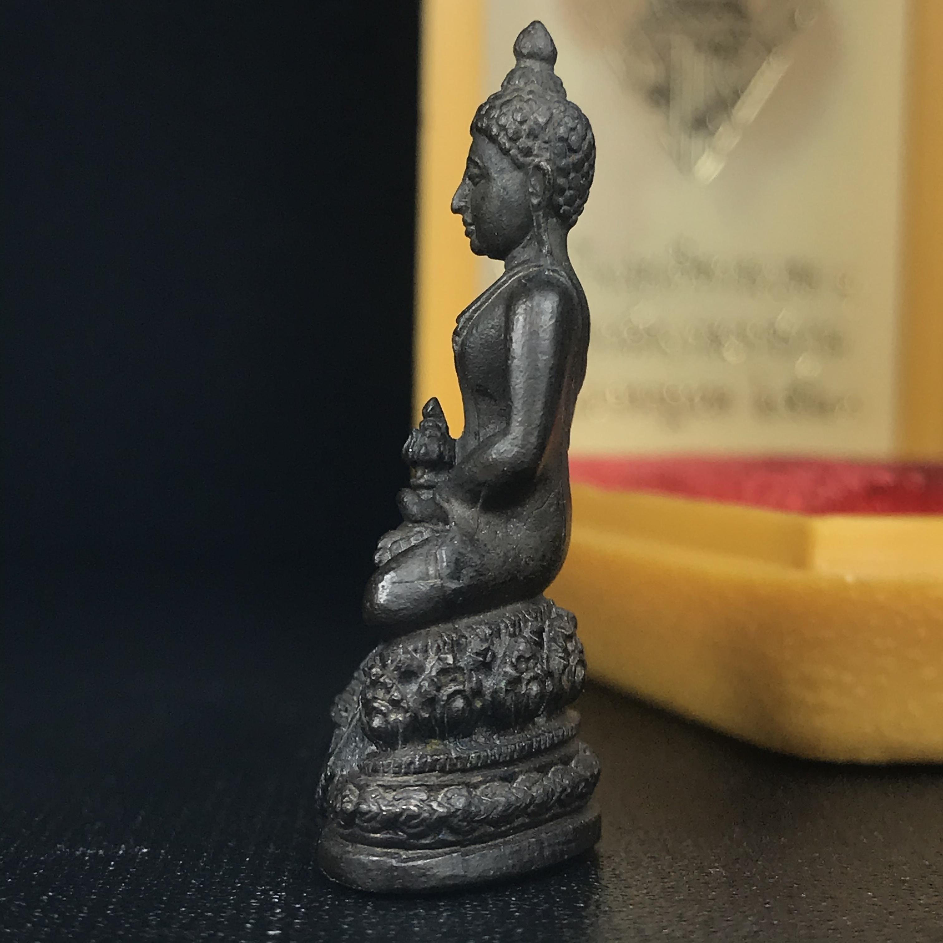 พระกริ่ง มวก(รุ่นแรก)พระราชทาน ปี2523 วัดบวรนิเวศวิหาร เนื้อนวโลหะกล่องบรรจุเดิม(คัดสวยคมชัด เนื้อนวโลหะเข้มขลังตามแบบฉบับงานแกะแม่พิมพ์โดย นายช่างเกษม มงคลเจริญ แบบนิยม พร้อมกล่องบรรจุเดิม)(หลวงปู่โต๊ะร่วมปลุกเสก)