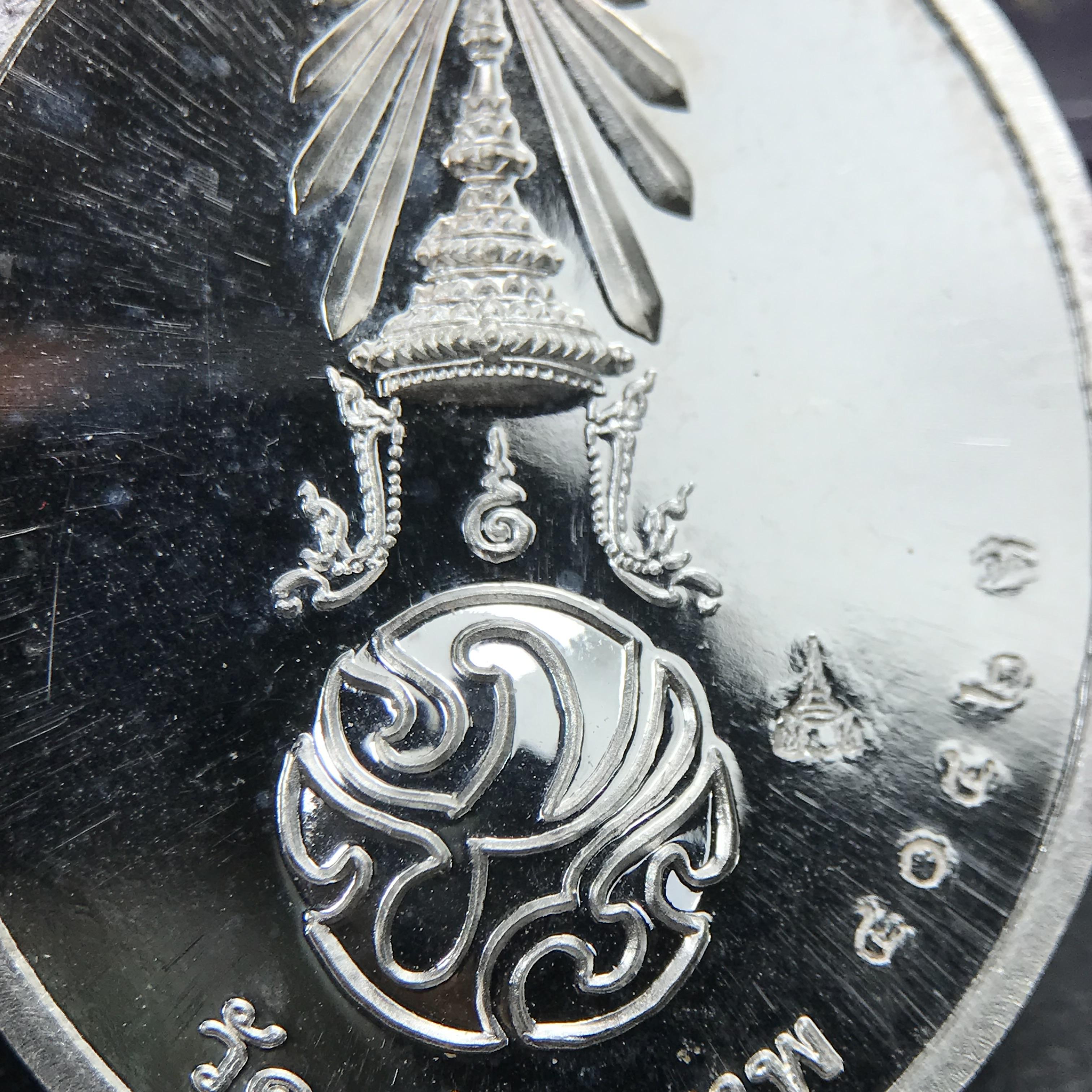 พระพุทธนวราชบพิตร ภปร. ที่ระลึก 7รอบ 84พรรษา ในหลวงรัชกาลที่ 9 วัดตรีทศเทพ จัดสร้าง พ.ศ. 2554 เหรียญเนื้อเงินสภาพสวยกล่องเดิมครบ ตอกโค๊ตและหมายเลข ๔๐๔๒ (1 ใน 9000 เหรียญ)***นิมิตหมายแห่งคุณพระรัตนตรัย และความผูกพันระหว่างพระมหากษัตริย์กับพสกนิกร***