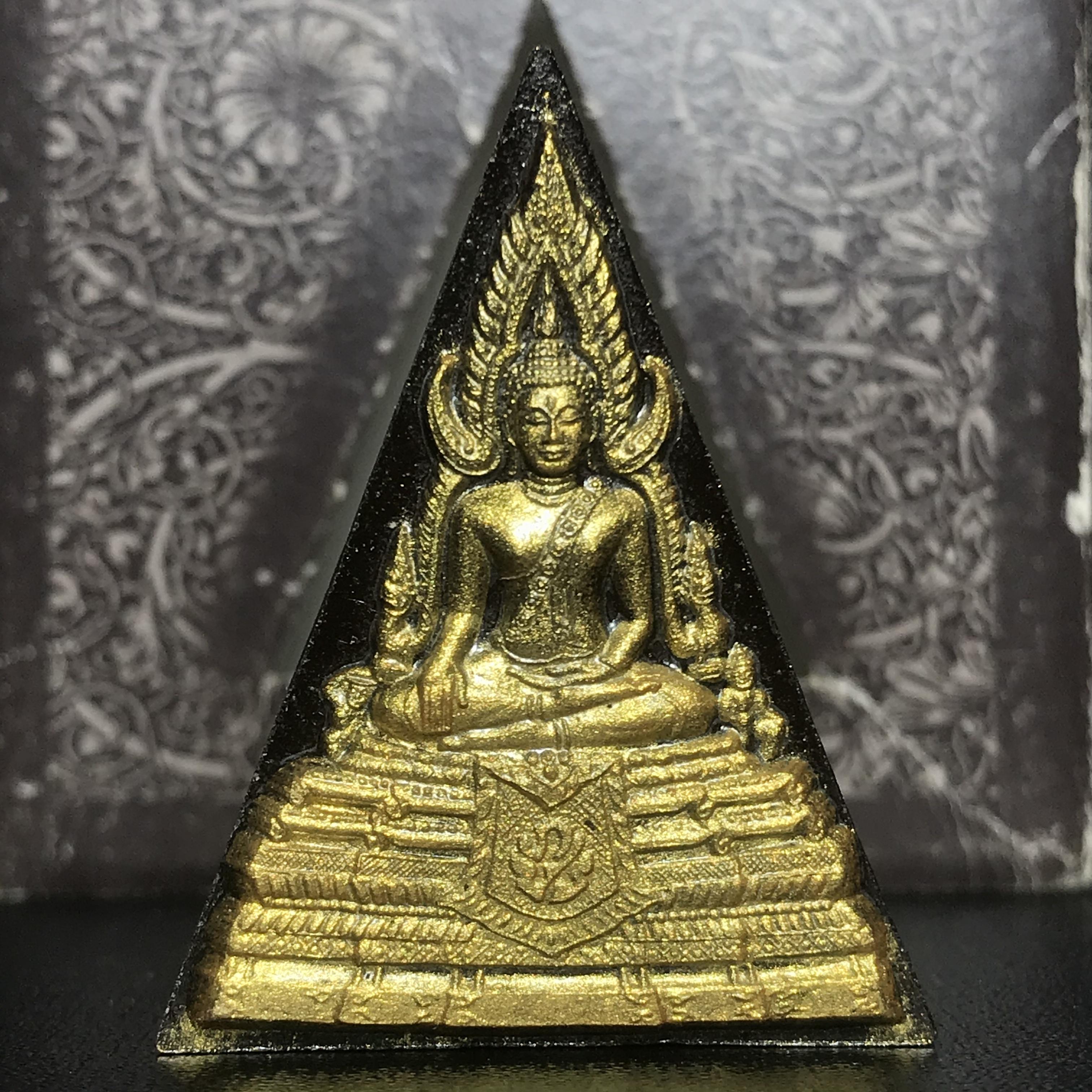 พระพุทธชินราช ภปร. โครงการ "เพราะแผ่นดินนี้ คือ แผ่นดินเกิด" ปี2548(รุ่นแรก) พระผงหลัง ภ.ป.ร. ทองแดง (พระราชทานเส้นพระเจ้า (เส้นผม)และมวลสารจิตรลดา)