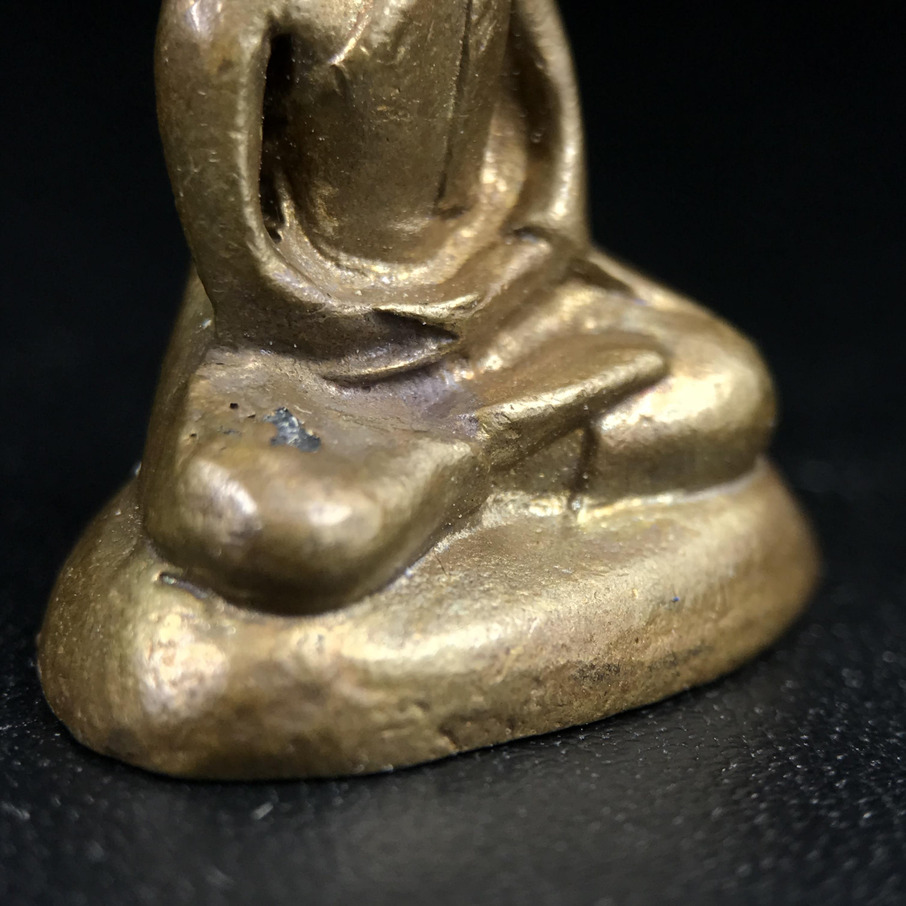 พระกริ่งฝีพระหัตถ์สมเด็จย่า ขนาดห้อยบูชาขนาดเล็ก จัดสร้างขึ้นเนื่องในวาระครบ 6 รอบ เมื่อวันที่21 ตุลาคม พ.ศ.2515(ในหลวงรัชกาลที่ 9 เสด็จพระราชดำเนินทรงเททอง)ปลุกเสกยิ่งใหญ่ เกจิ 108 รูป ร่วมปลุกเสก คัดสภาพสวยแบบนี้พบเจอน้อยมาก หมายเลขต้นๆหลักร้อย หายากมาก