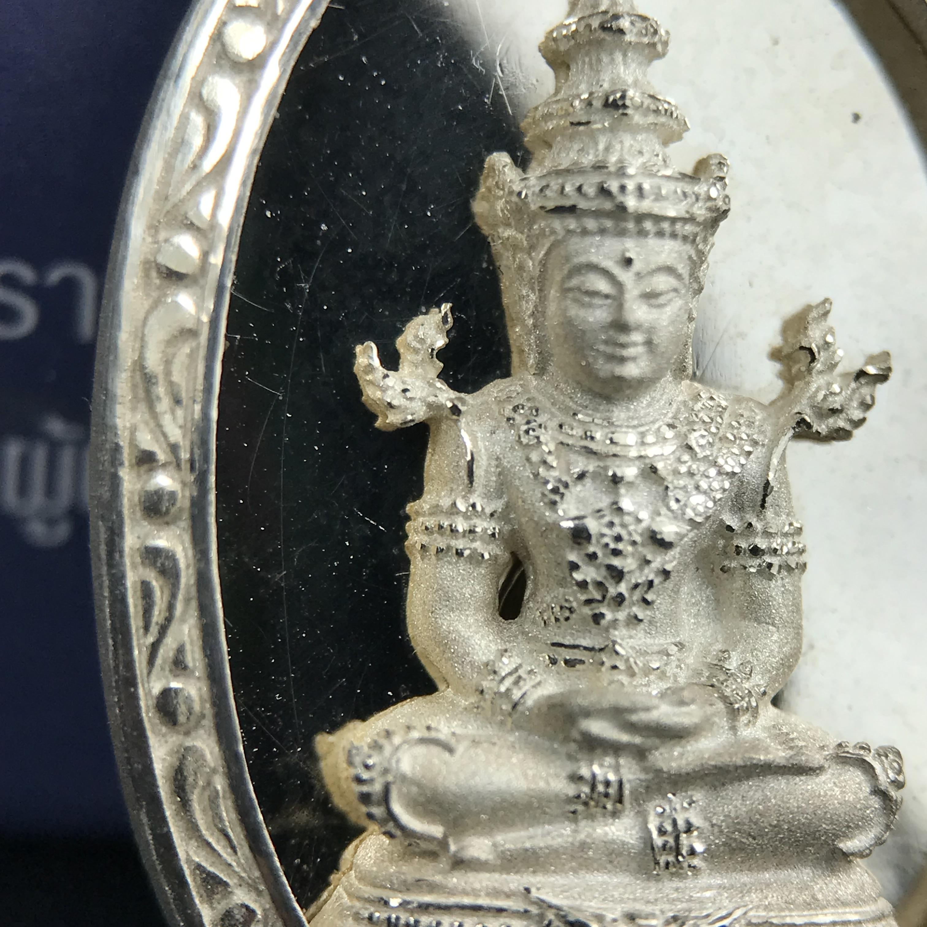 พระแก้วมรกต ภปร. ปี 2547 จัดสร้างโดยโรงพยาบาลภูมิพลอดุลยเดช เนื้อเงิน (3 กษัตริย์) เหรียญทรงกลมรี ขนาด 20*28 มม.พิธีมหามังคาภิเษก ณ พระอุโบสถวัดพระศรีรัตนศาสดาราม(วัดพระแก้ว) งดงามทรงคุณค่าอีกหนึ่งรุ่นยอดนิยม หายาก(องค์หมายเลข ๑๐๔๖)