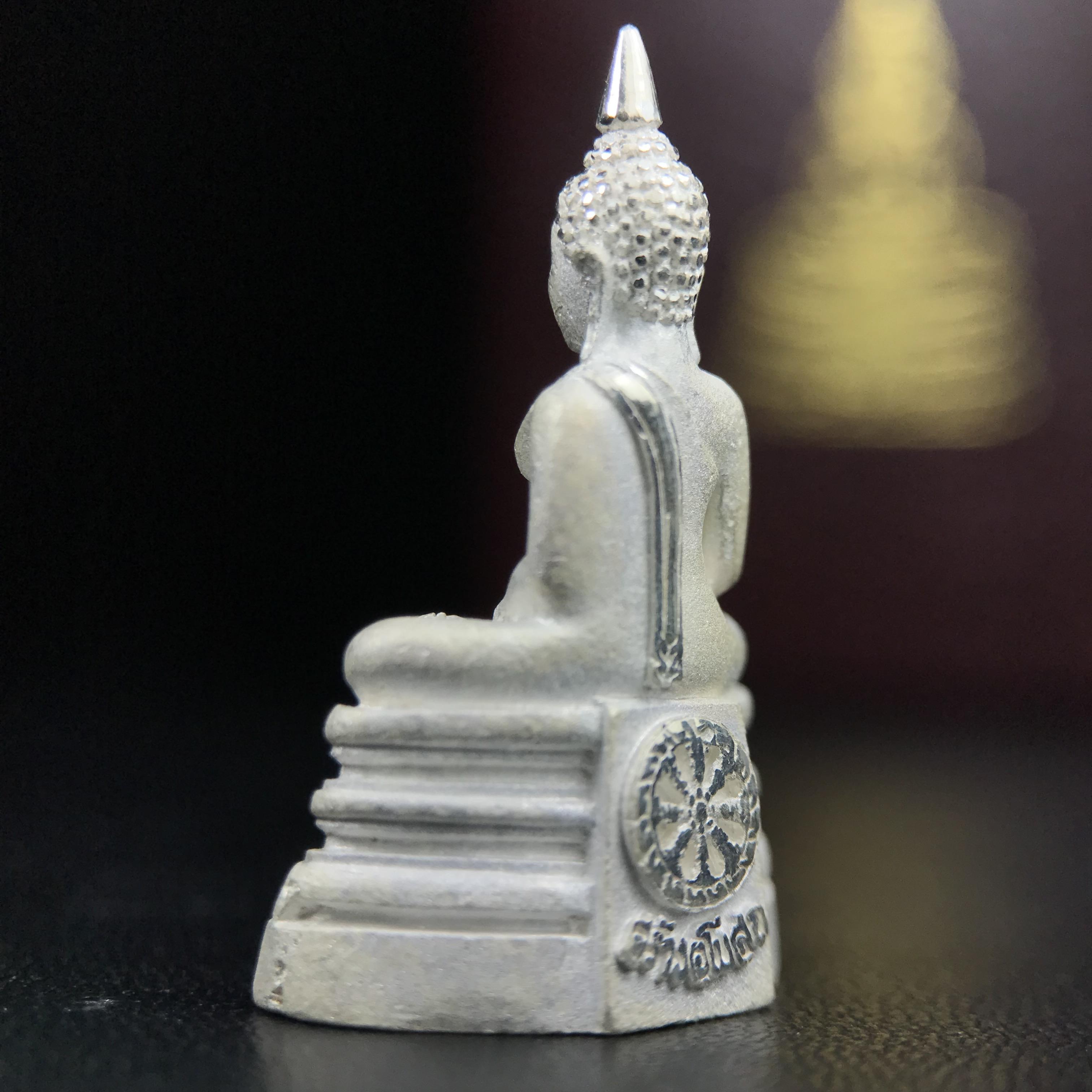 พระพุทธโสธร(หลวงพ่อโสธร) รุ่นสร้างอุโบสถ ปี2539 เนื้อเงินทรายนวลขัดเงาบางส่วน ลอยองค์พิมพ์ใหญ่ สภาพสวยกล่องบรรจุเดิมครบสมบูรณ์(งานแพรนด้า จิวเวลรี่)สวยงดงาม