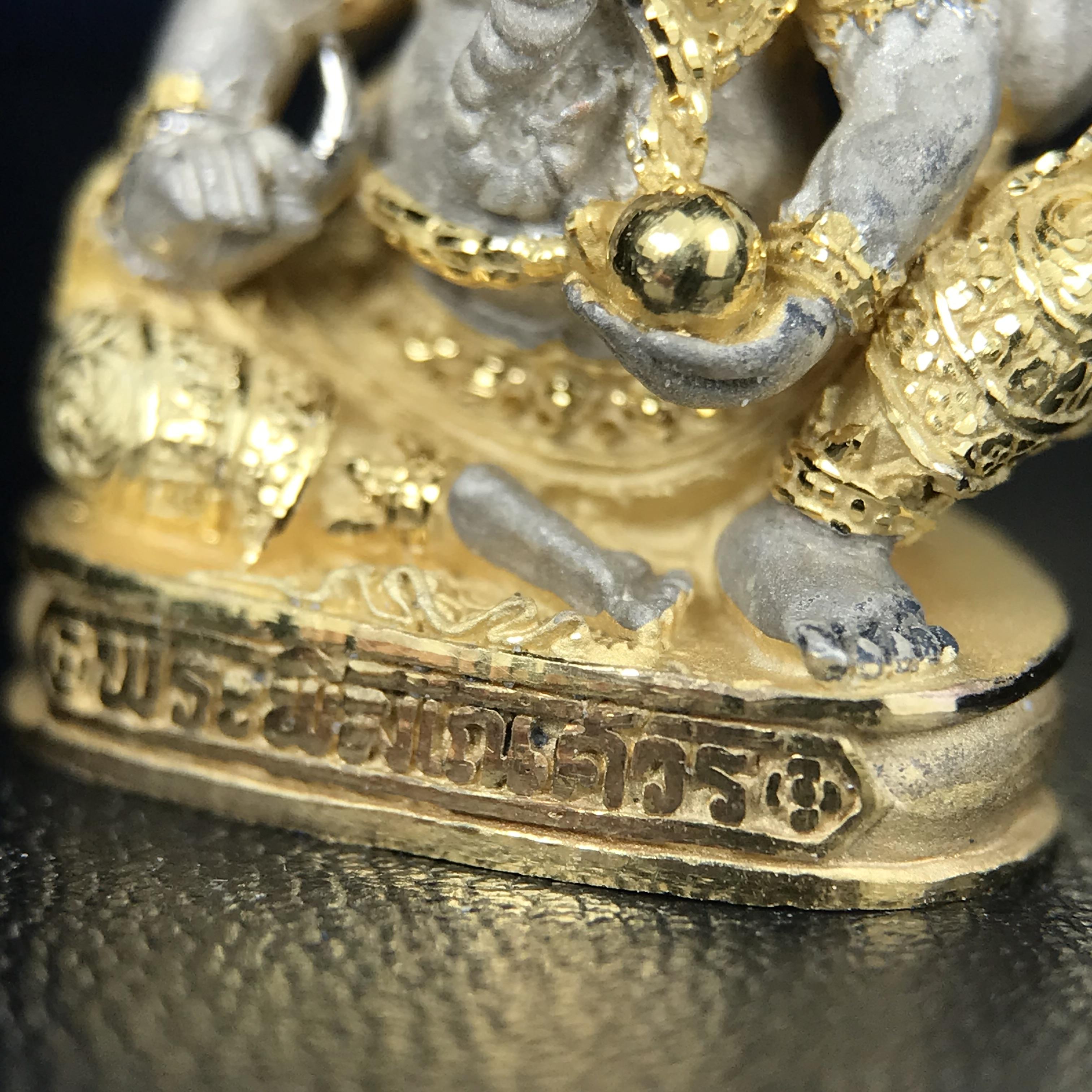 พระพิฆเนศ เทวสถานโบสถ์พราหมณ์ ปี 2539 รูปหล่อลอยองค์พระพิฆเณศวร เนื้อเงินสามกษัตริย์ ฝังพลอยน้ำเงิน(พ่นทรายขัดเงาบางส่วน) พิมพ์ใหญ่ขนาดประมาณ 1.8 * 2.5 ซม. ผลิตโดย บ.แพรนด้า จิวเวลรี่( พิธีใหญ่ พุทธศิลป์งดงาม)อีกหนึ่งรุ่นยอดนิยม (1 ใน 4999 องค์)หายาก