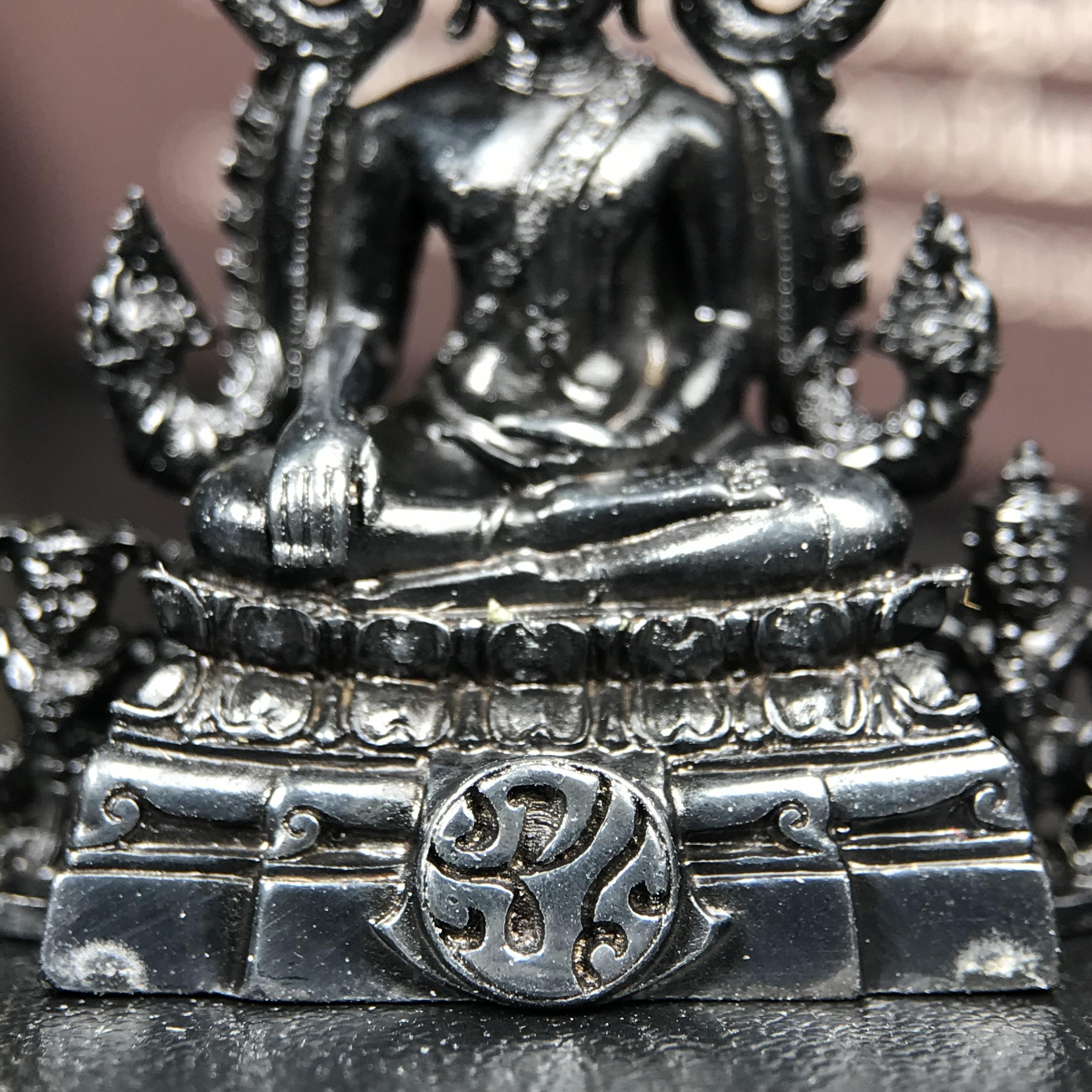 พระพุทธชินราช ภปร. โครงการ "เพราะแผ่นดินนี้ คือ แผ่นดินเกิด" ปี2548(รุ่นแรก) ลอยองค์ หน้าตัก 1/2 นิ้ว(ขนาด 3.5 x 2.5 ซม.) เนื้อเงินรมดำ(พุทธศิลป์จำลองเมื่อครั้งลอกทอง ครั้งที่3 เมื่อปี2547 ร้อยปีจะมีสักครั้ง "พระพุทธชินราชองค์ดำ")