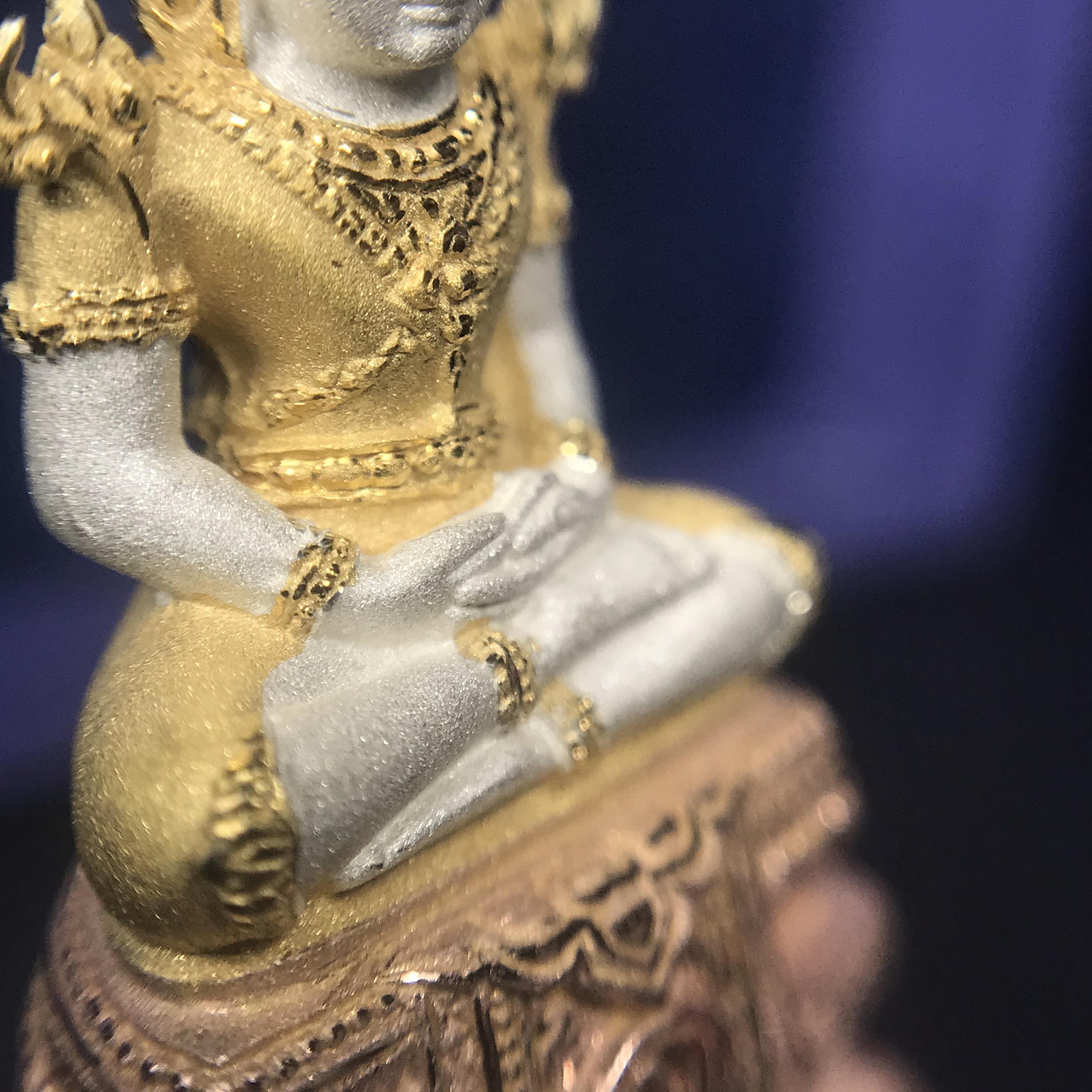 พระแก้วมรกต ภปร. ปี2547 จัดสร้างโดย รพ.ภูมิพลฯ เนื้อเงิน (3 กษัตริย์)ลอยองค์ หน้าตัก 1/2 นิ้ว (สภาพสวย กล่องบรรจุเดิมครบสมบูรณ์) (1ใน3000องค์)องค์หมายเลขมหามงคล 999 (ตองเก้า)เจริญเก้าหน้าในทุกด้าน