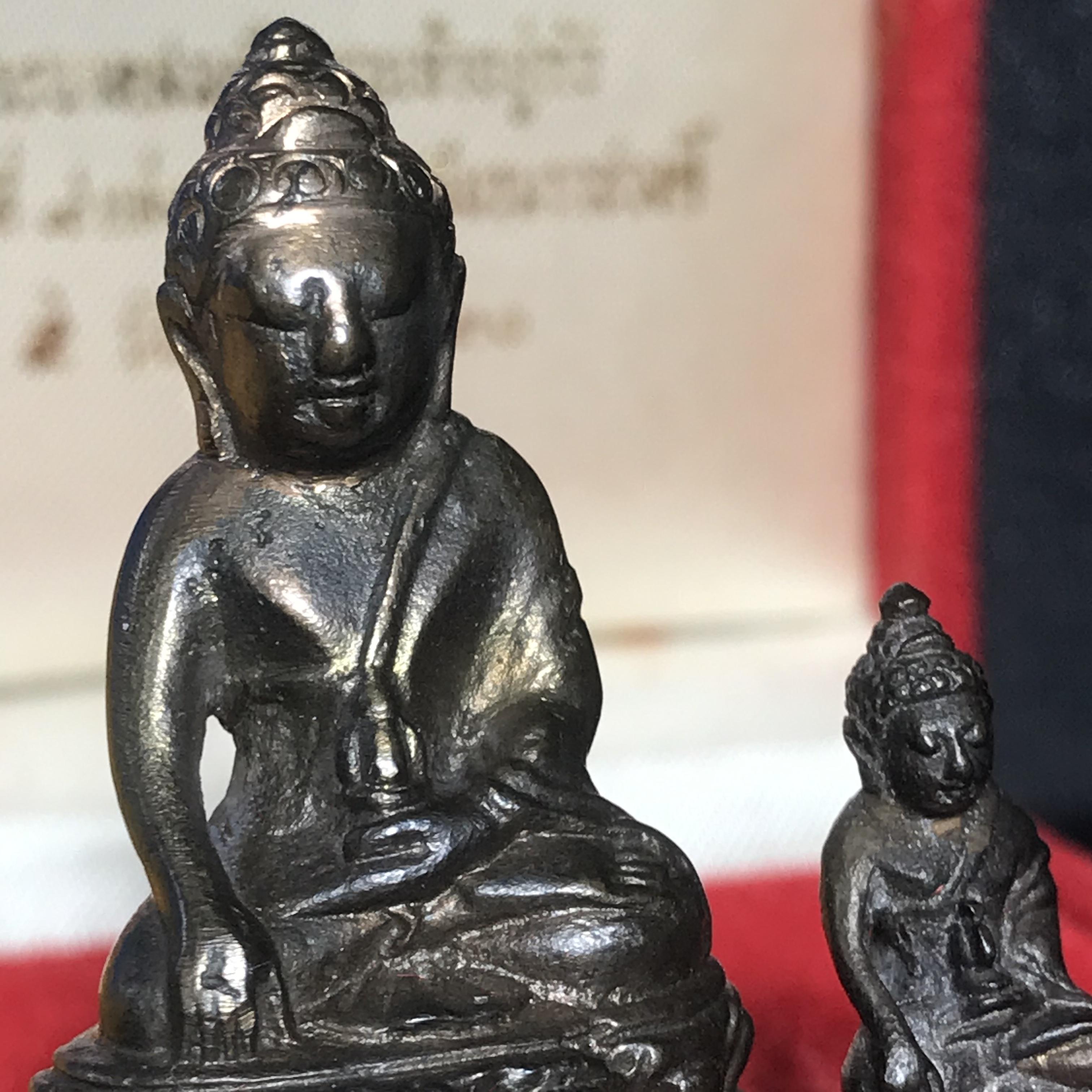 พระกริ่ง-พระชัยวัฒน์ ปวเรศ ปี2530 วัดบวรนิเวศราชวรวิหาร(ในหลวง ร.9 เสด็จเททอง)(บรรจุเส้นเกศาในหลวงรัชกาลที่9)พร้อมสูจิบัตรเดิมตอนจัดสร้าง(สภาพสวยครบสมบูรณ์))