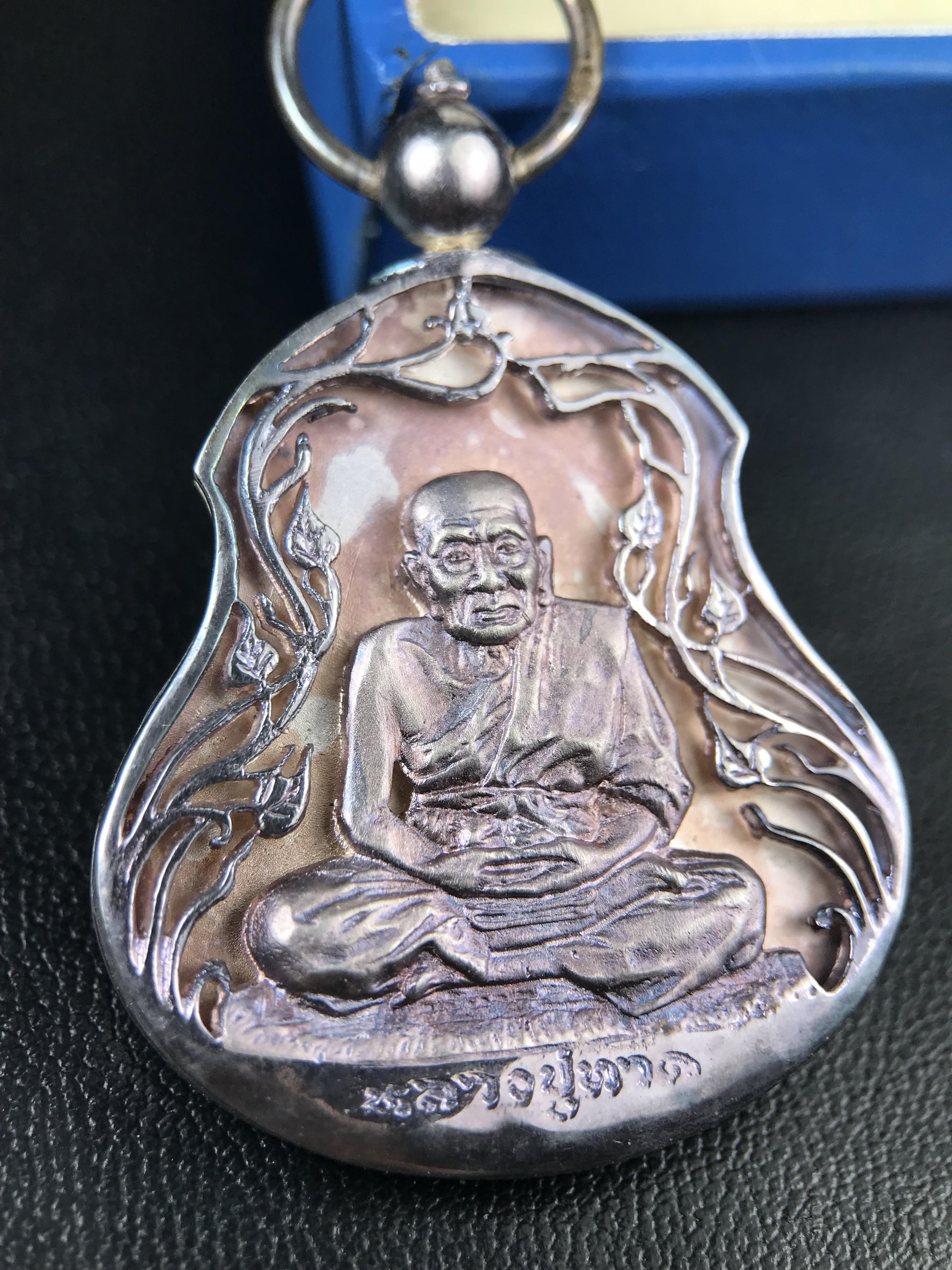 เหรียญหลวงปู่ทวด พระนามาภิไธย สก. แบบงานฉลุโบราณ(HAND MADE) ปี 2544 เนื้อเงิน(ผิวเดิมขึ้นสีรุ้งออกม่วงธรรมชาติสวยมาก) พิธีปลุกเสก ณ อุโบสถวัดช้างให้ และ พิธีมังคลาภิเษก ณ พระอุโบสถ วัดพระศรีรัตนศาสดาราม(วัดพระแก้ว) (1 ใน 2000 เหรียญ)พบเจอน้อยหายากมาก