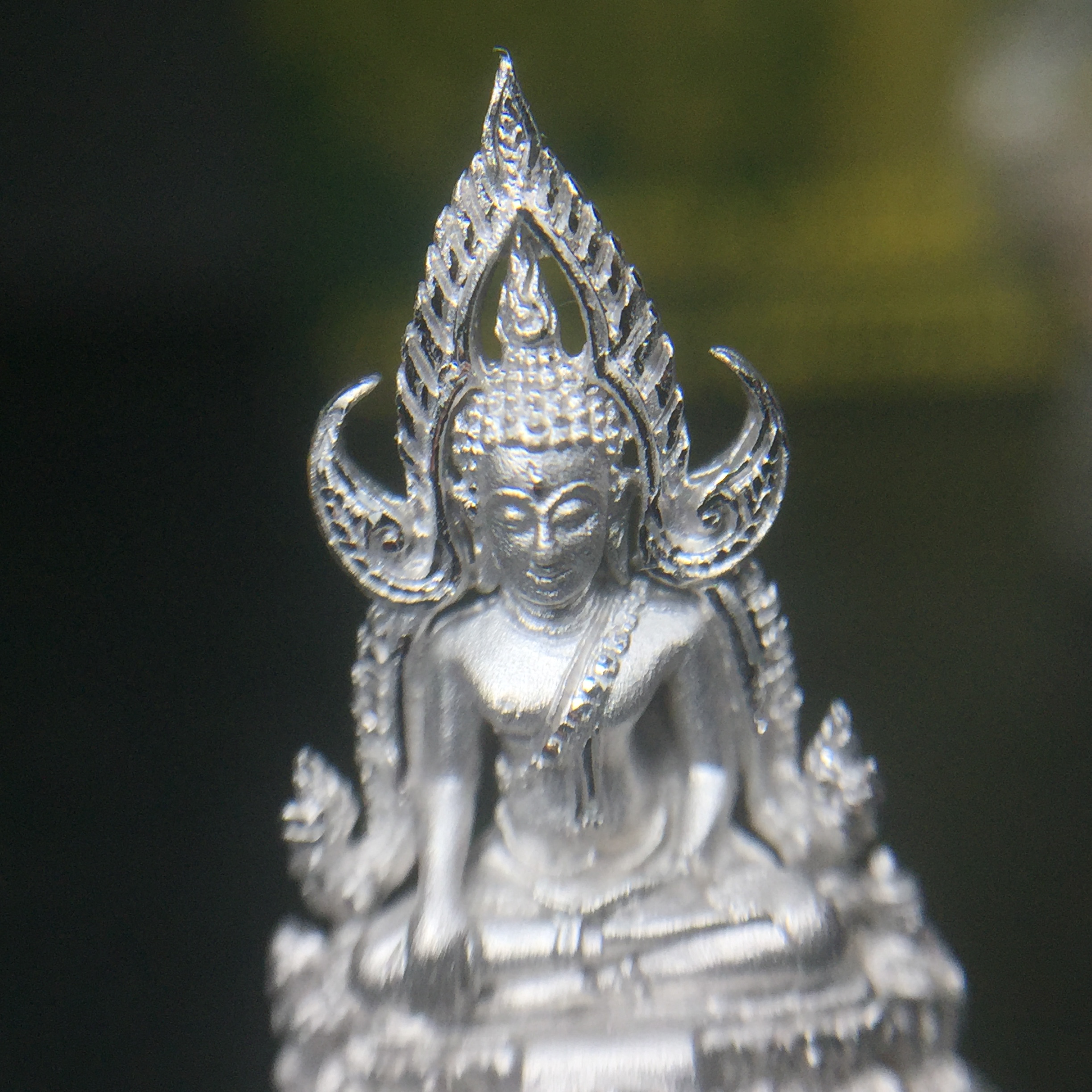 พระพุทธชินราช(จำลอง) ภปร. 84 พรรษา เนื้อเงินชุบทองคำขาว พิมพ์เล็กขนาดหน้าตัก 1/4 นิ้ว (สภาพสวยเดิม))(พระราชทานมวลสาร จิตรลดาและเส้นพระเจ้า(เส้นผม))