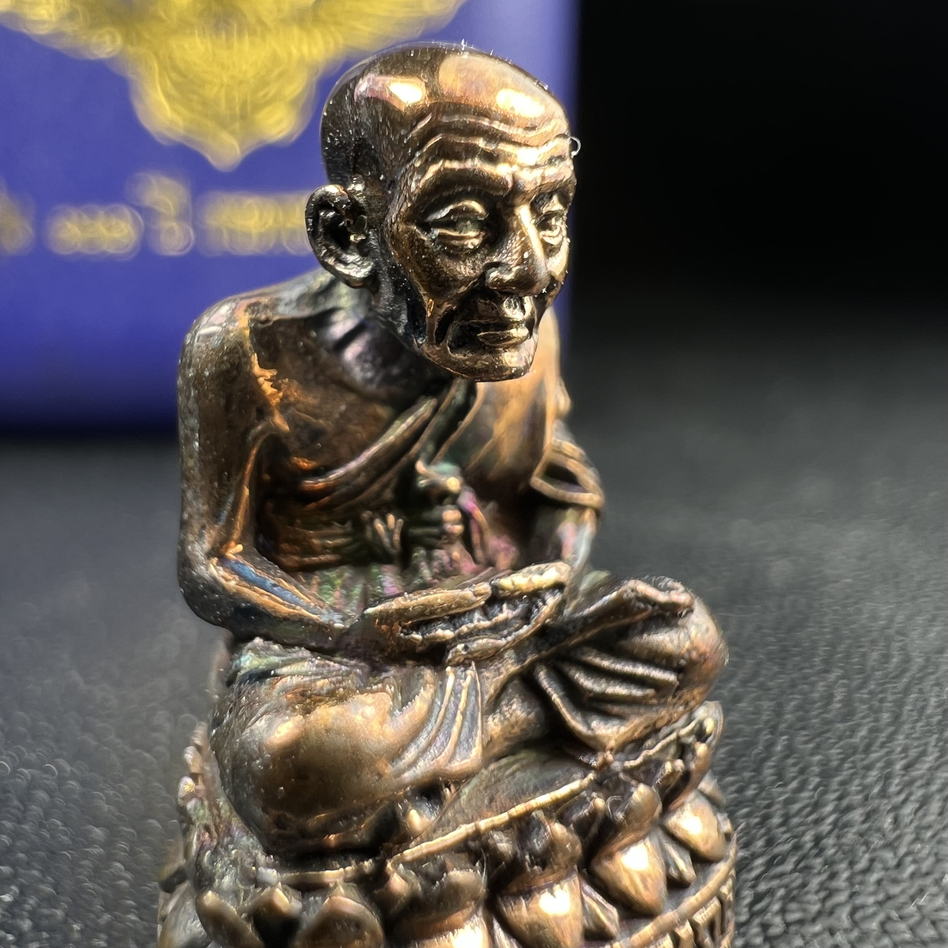 รูปเหมือนหล่อลอยองค์หลวงปู่ทวด รุ่น 111ปี กระทรวงกลาโหม เนื้อนวโลหะรมดำ-ปัดเงา ปี2540 พิธีใหญ่ เข้มขลัง นิยม พร้อมกล่องบรรจุเดิม(คัดสภาพสวยผิวเทพๆผิวรุ้งๆ)ทั้งพิธีทั้งพุทธศิลป์ทรงคุณค่าอีกหนึ่งรุ่นยอดนิยม