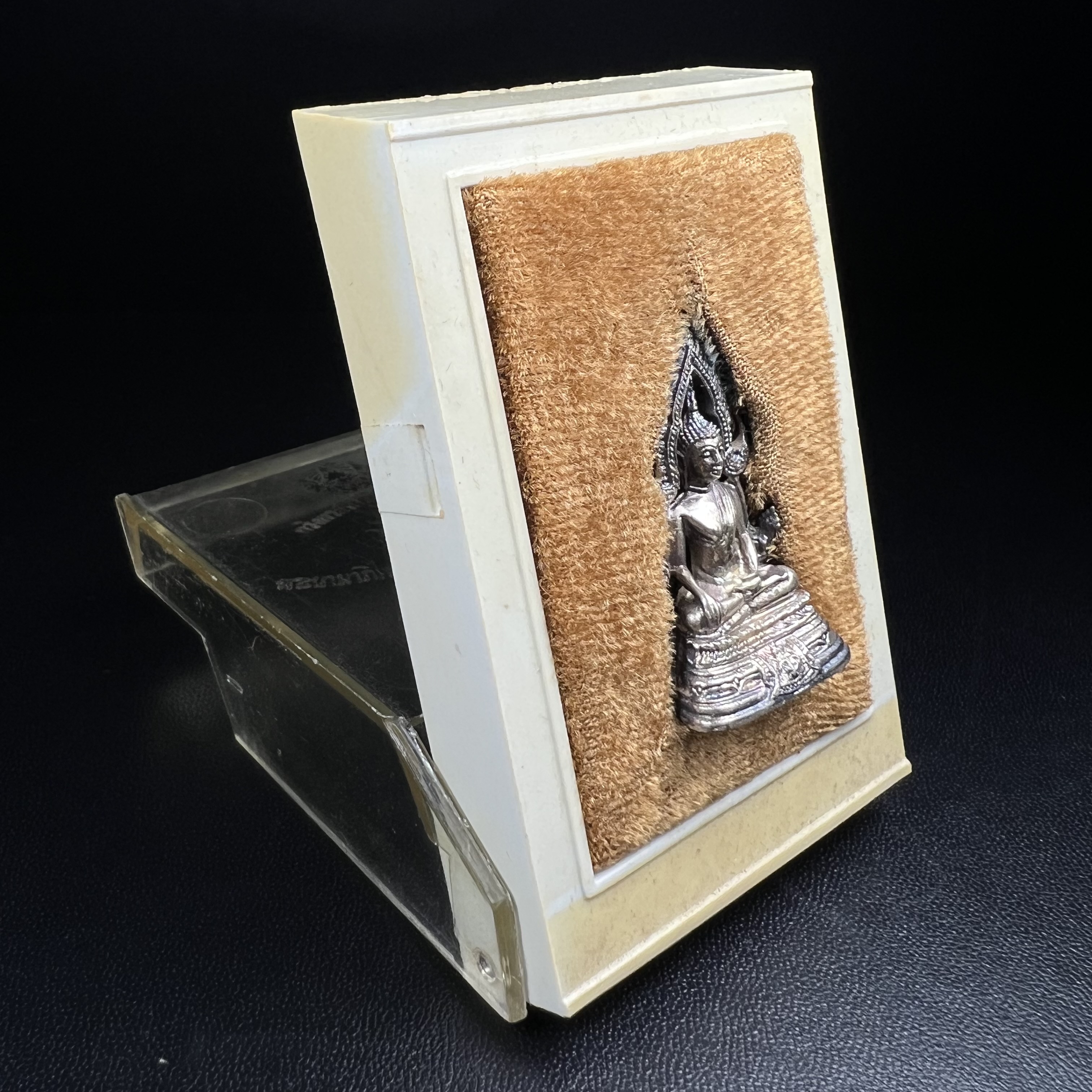 พระกริ่งพระพุทธชินราช มวก. วัดเบญจมบพิตร ปี 2519(รุ่นพิเศษ รุ่นแรก รุ่นเดียว)เนื้อเงิน(สภาพสวยผิวเดิมติดรุ้งผิวขึ้นน้ำทองสวยมีเสน่ห์ตามกาลเวลา)(ในหลวงรัชกาลที่9และสมเด็จพระราชินีเสด็จฯเททอง)(พิธีใหญ่ เกจิอาจารย์ในยุคยอดนิยมร่วมปลุกเสก) (องค์หมายเลข ๒๕๓๐)