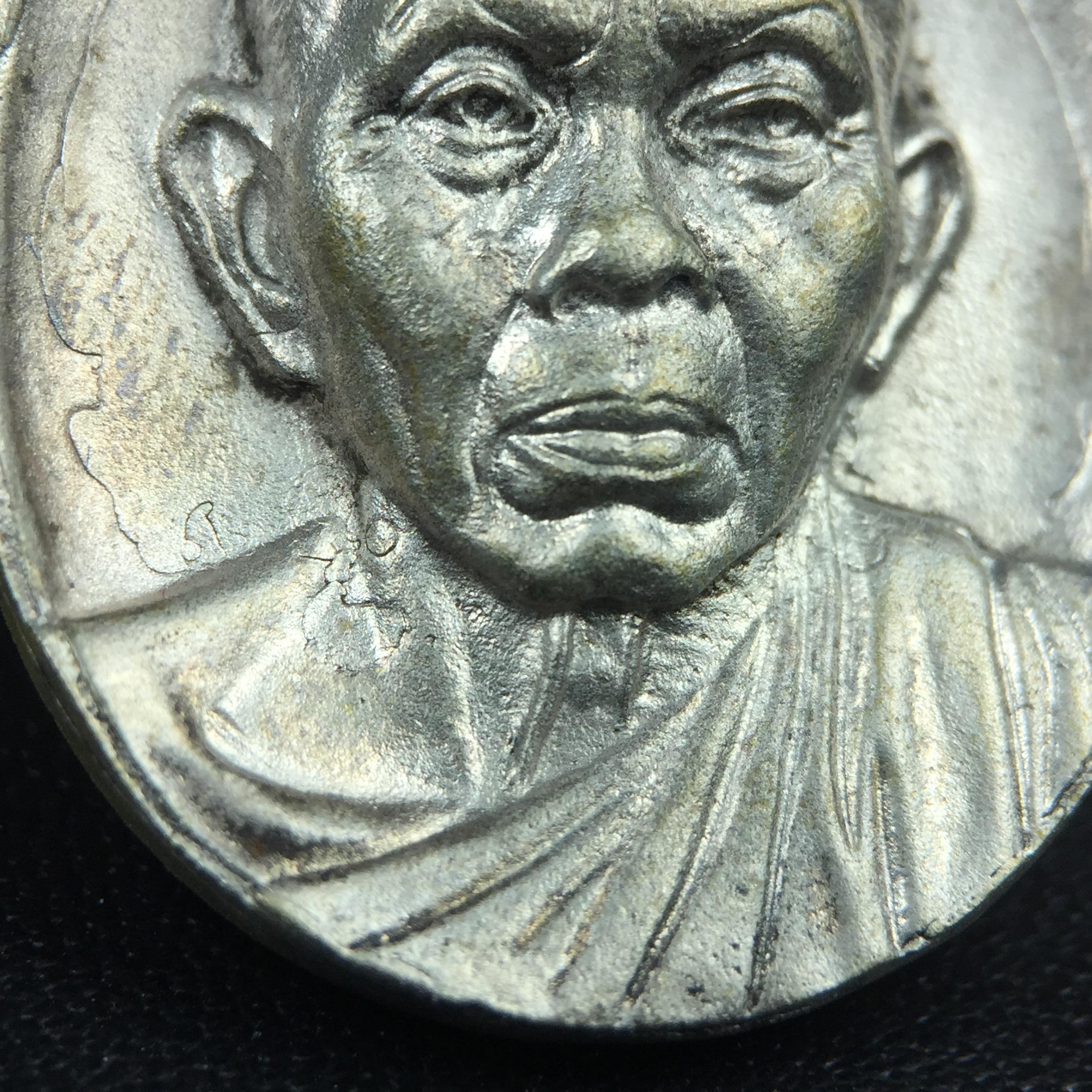 เหรียญรูปเหมือนพระญาณวิทยาคมเถร (หลวงพ่อคูณ ปริสุทโธ)ชุดกาญจนาภิเษกครองราชย์ครบ 50 ปี วัดบวรนิเวศวิหาร ปี 2538 เหรียญหล่อเนื้อนวโลหะ(พิเศษกรรมการมีรอยจาร ตอกโค๊ดหมายเลข ๑๗๘)(หายากพบเจอน้อยมาก)(พร้อมกล่องบรรจุเดิมลายไม้สีน้ำตาลมีตรากาญจนา) พิธีใหญ่