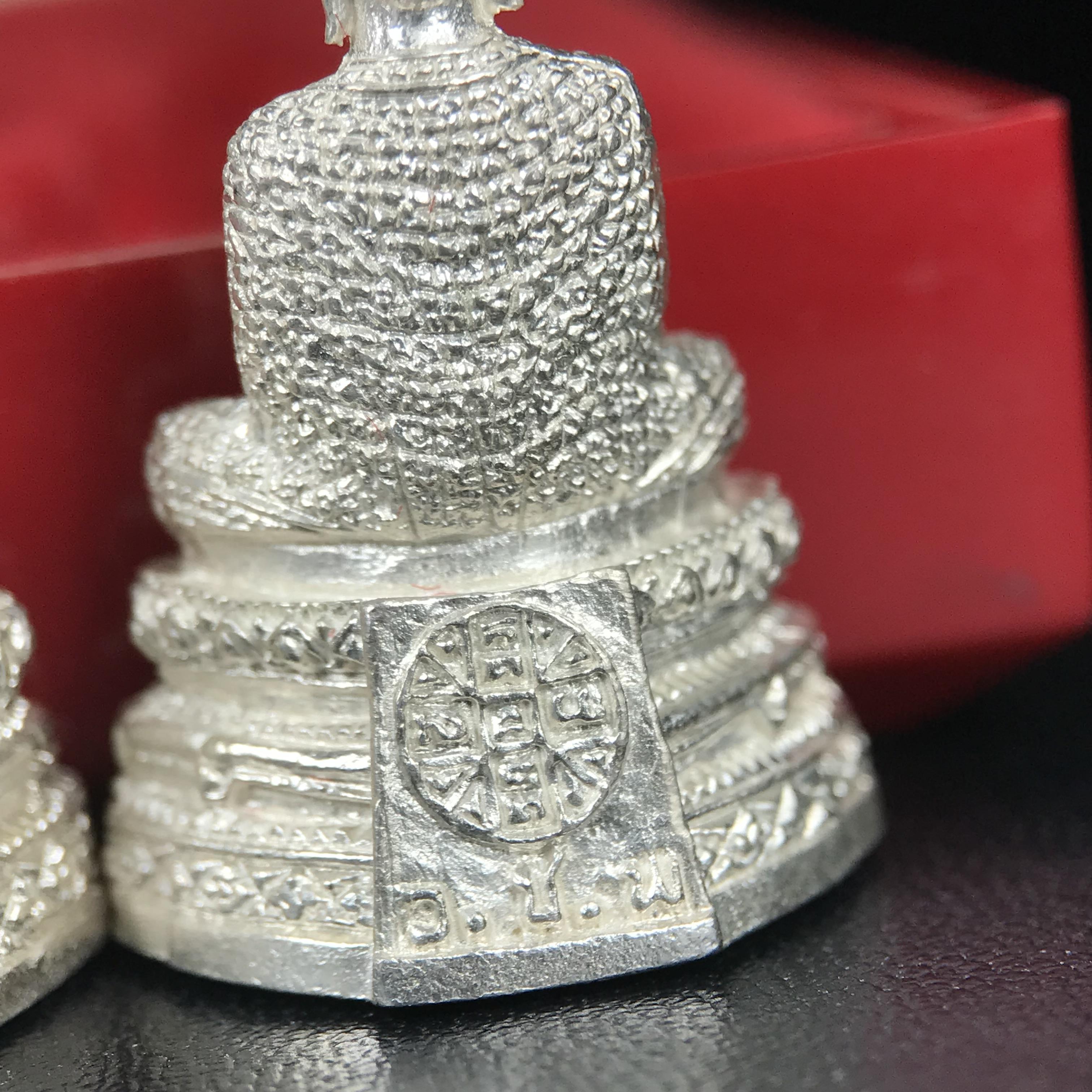 พระแก้วมรกต รุ่นเทิดพระเกียรติ พิธีมหาพุทธาภิเษก ณ.วัดพระศรีรัตนศาสดาราม(วัดพระแก้ว) วันเสาร์ที่ 26 เม .ย. 2540 (พิธีใหญ่เสาร์ห้า) ชุด 3 ฤดู (1 ชุด 3 องค์)เนื้อเงินครบชุดพร้อมกล่องบรรจุเดิม***เนื้อเงินหายากพบเจอน้อย***(หลวงพ่อ รวย เพิ่ม พูน ร่วมเสก)