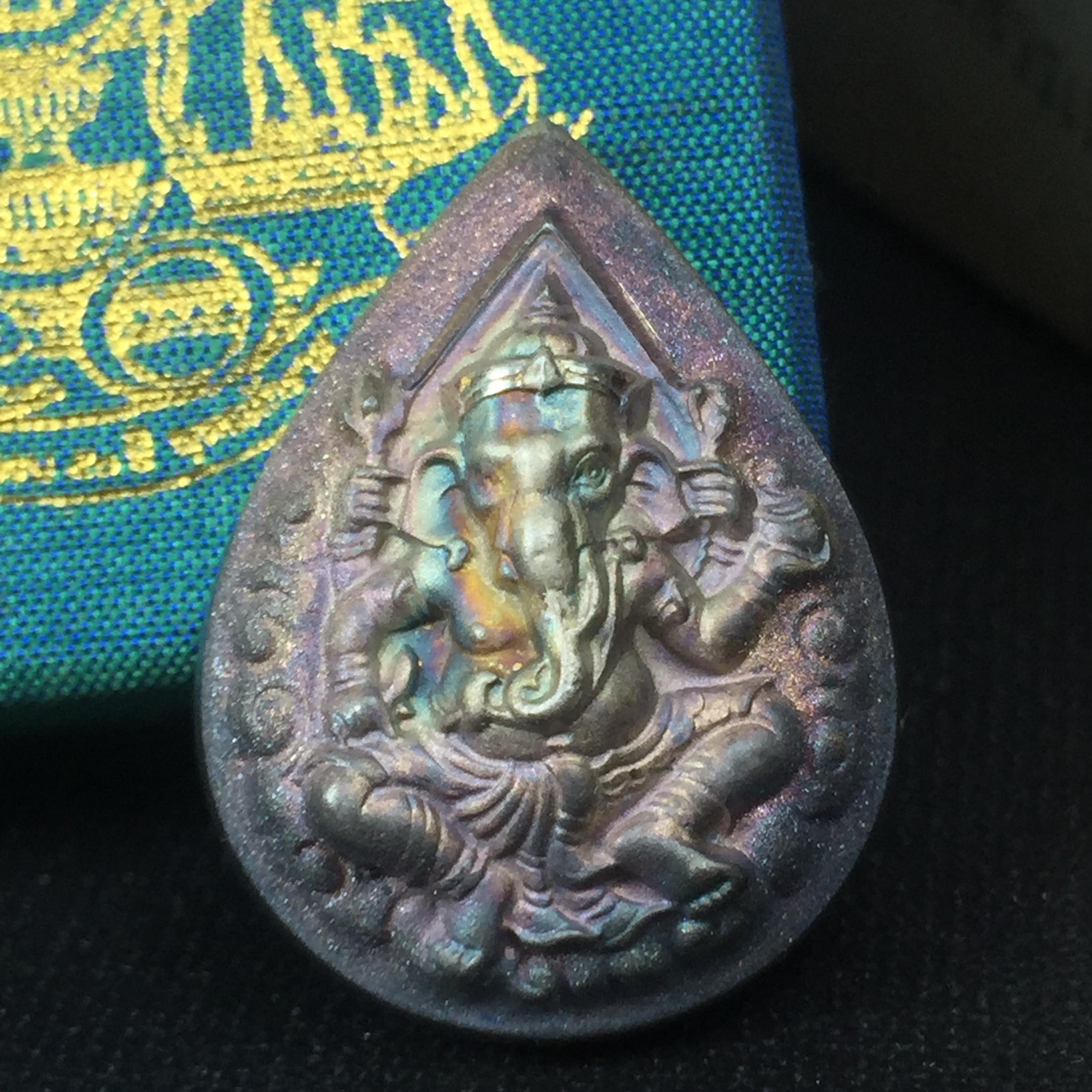 เหรียญพระพิฆเนศวร ญสส. ชุดกาญจนาภิเษกครองราชย์ 50 ปี พุทธศักราช 2538 พิมพ์ใหญ่(2.9 ซม.) เนื้อเงินผิวเดิมกลับดำขึ้นสีรุ้งเข้มขลังงดงามธรรมชาติสร้างสรรค์ สภาพสวยเดิมพร้อมกล่องบรรจุเดิม ตอกโค๊ดหมายเลขกำกับ(1ใน 5539องค์)