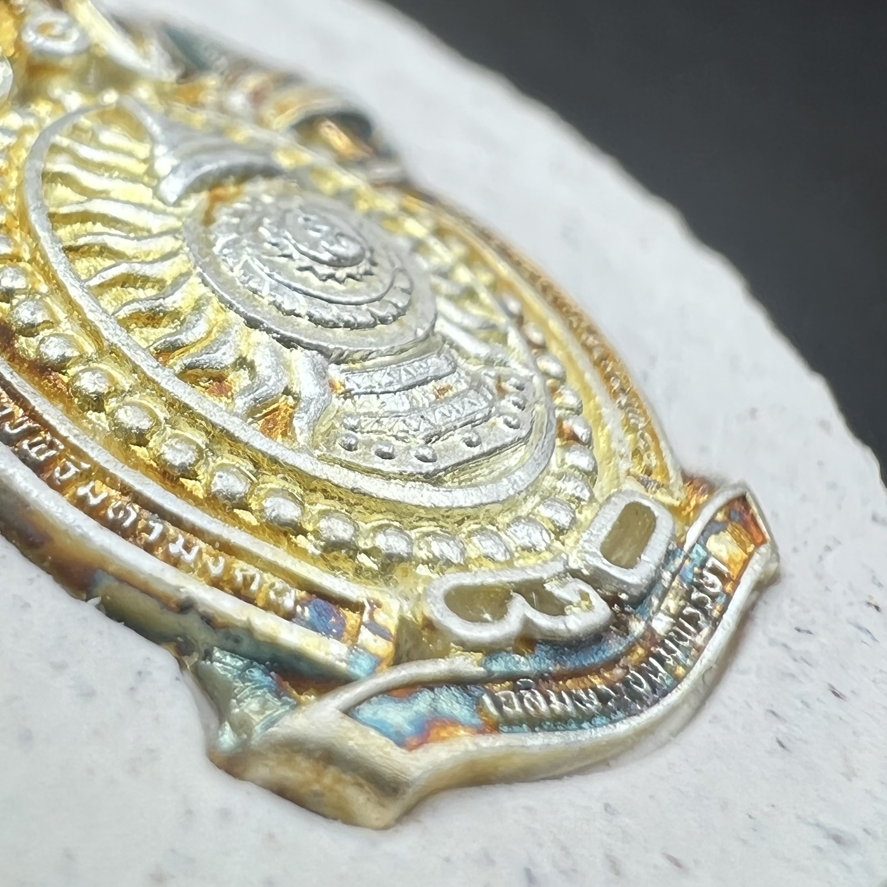 เหรียญรูปหล่อพระบาทสมเด็จพระเจ้าอยู่หัว ในหลวงทรงงาน “รุ่นเย็นศิระเพราะพระบริบาล 80พรรษา มหากษัตริย์คู่แผ่นดินสยาม” พ.ศ.2550 เนื้อผง พุทธคุณ (ผงจิตรลดาพระราชทาน) ด้านหลังสัญลักษณ์ 80 พรรษา เนื้อเงิน(ขนาด 27*35 มม.)พร้อมกล่องบรรจุเดิมครบ