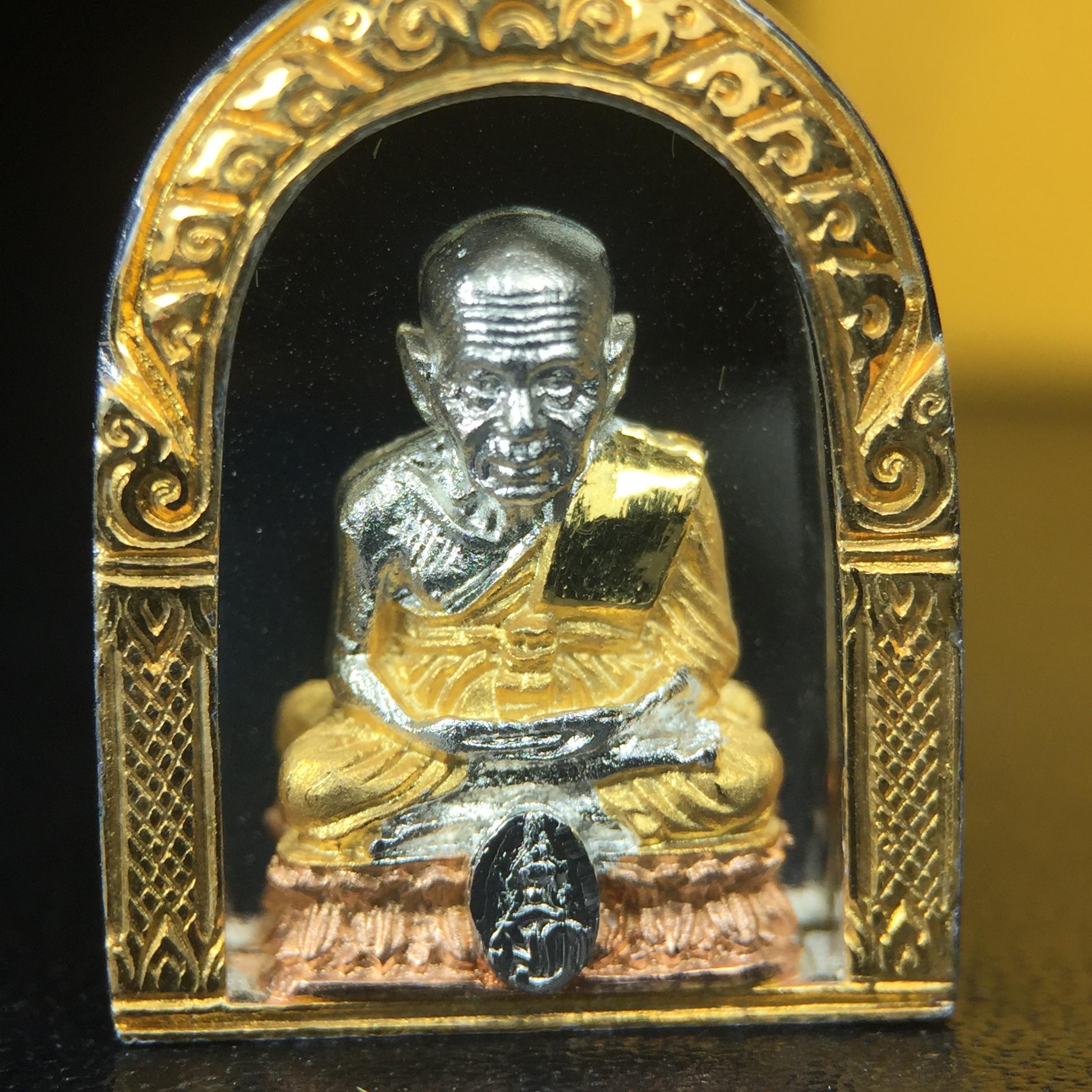 สมเด็จหลวงปู่ทวด วัดช้างให้ รุ่น เฉลิมพระเกียรติ ตราสัญลักษณ์ มวก. พิมพ์ซุ้มกนกเนื้อเงิน-สามกษัตริย์ ปี 2544 พิธีพุทธาภิเษกใหญ่ ณ อุโบสถวัดช้างให้และอุโบสถวัดพระศรีรัตนศาสดาราม ( วัดพระแก้ว )โดยนิมนต์เกจิชื่อดังสายใต้ทั้งหมดจำนวน 108 รูป