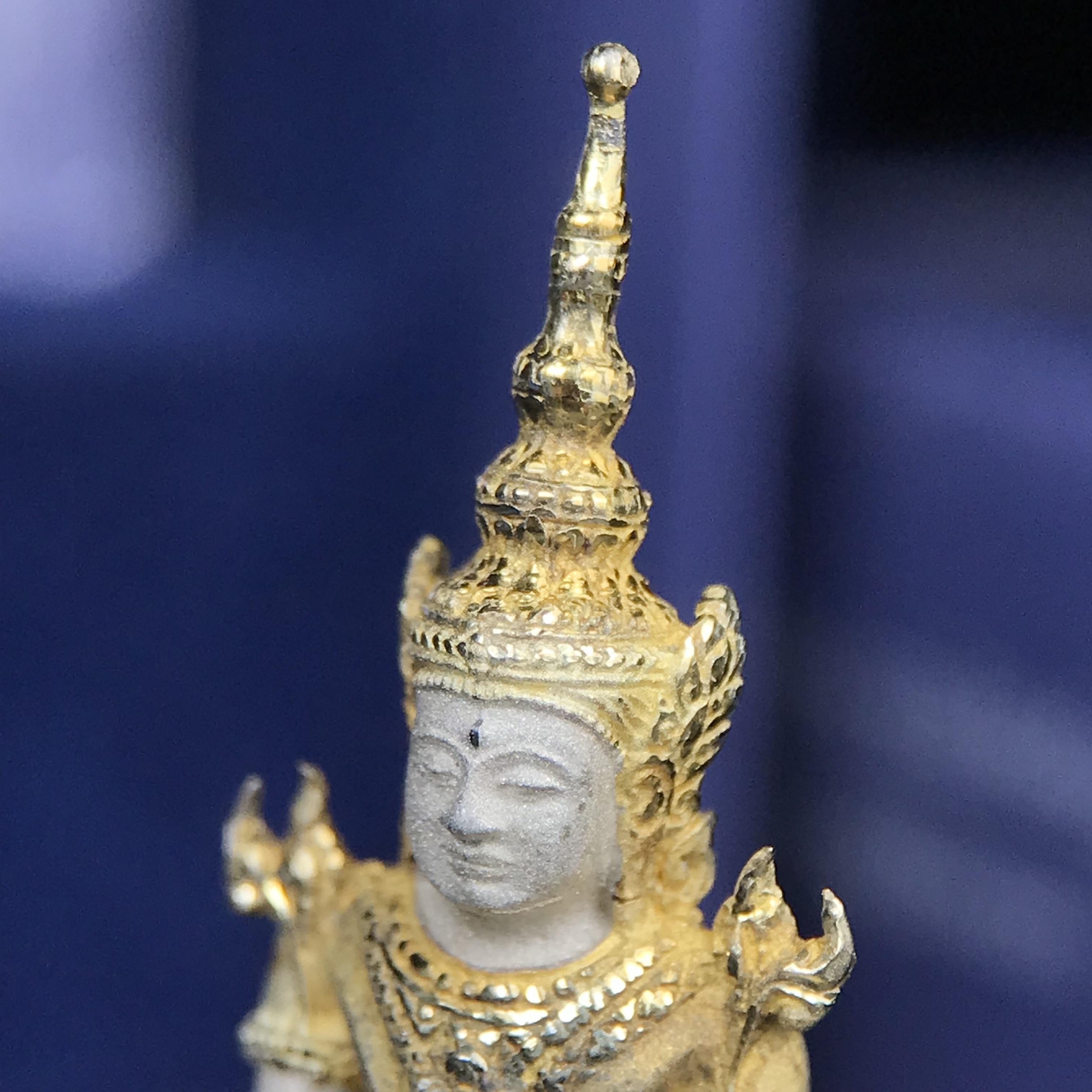 พระแก้วมรกต ภปร. ปี 2547 จัดสร้างโดยโรงพยาบาลภูมิพลอดุลยเดช เนื้อเงิน(3 กษัตริย์) ลอยองค์ หน้าตัก 1/2 นิ้ว สูง 3.7 ซม.พิธีมหามังคาภิเษก ณ พระอุโบสถวัดพระศรีรัตนศาสดาราม(วัดพระแก้ว) งดงามทรงคุณค่าอีกหนึ่งรุ่นยอดนิยม หายาก(องค์หมายเลข ๒๑๒๒)