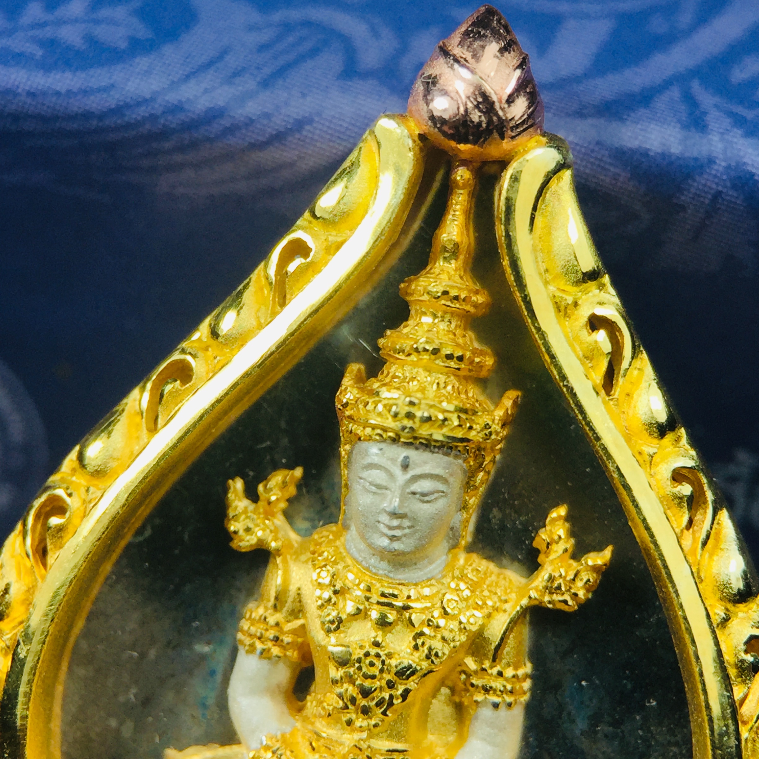 พระแก้วมรกต ภปร. ปี2547 จัดสร้างโดย รพ.ภูมิพลฯ เนื้อเงิน (3 กษัตริย์)เหรียญทรงดอกบัว งดงามทรงคุณค่าอีกหนึ่งรุ่นยอดนิยม หายาก(1ใน3000องค์)