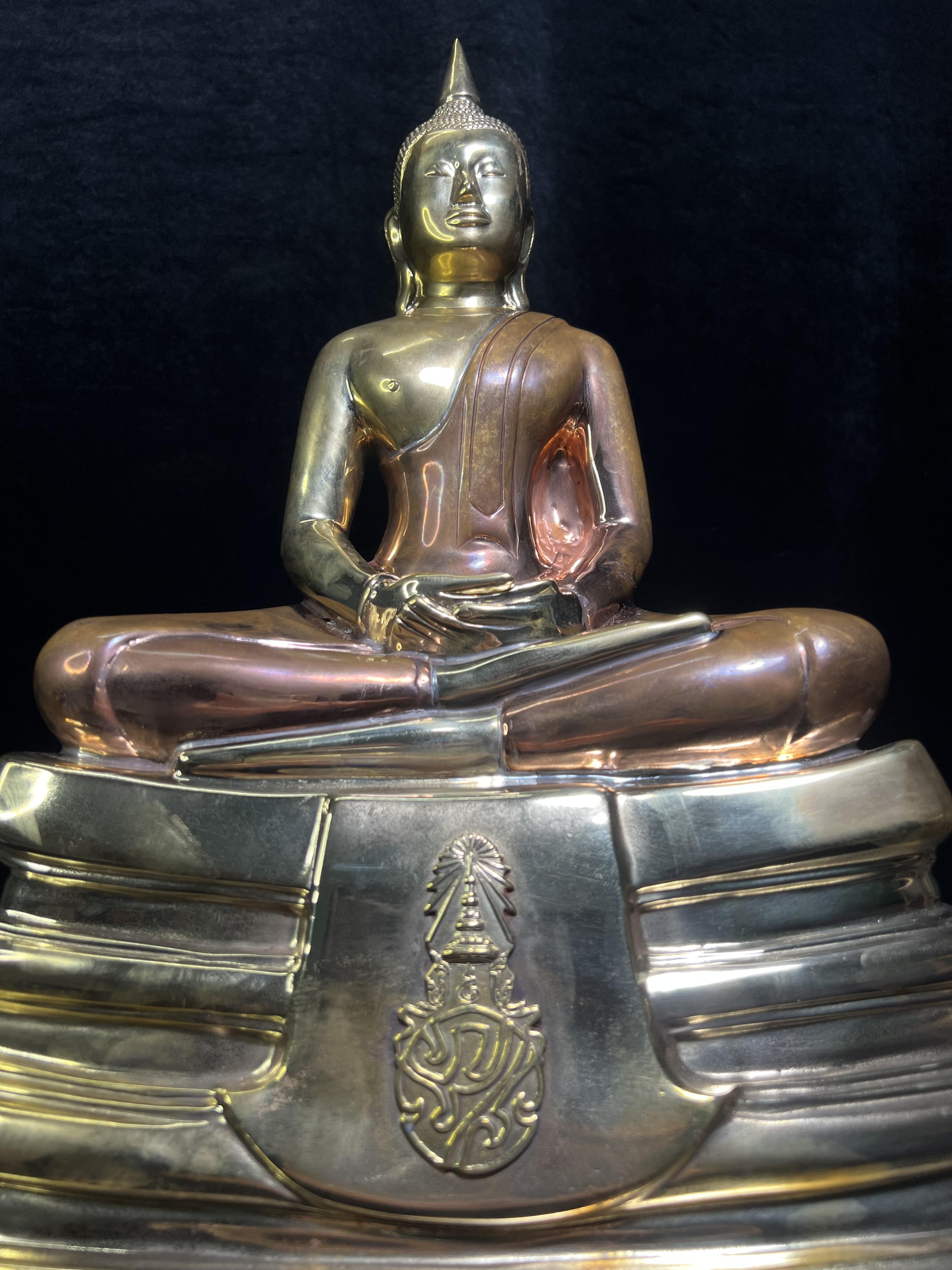 พระบูชาพระพุทธโสธร ภปร. รุ่นย้อนยุค ปี 2539 กาญจนาภิเษกครองราชสมบัติครบ 50ปี ในหลวงรัชกาลที่ 9 ขนาดหน้าตัก 9นิ้ว เนื้อสามกษัตริย์ หมายเลข๐๒๓๒๓(เลขสวย)อีกหนึ่งรุ่นยอดนิยม