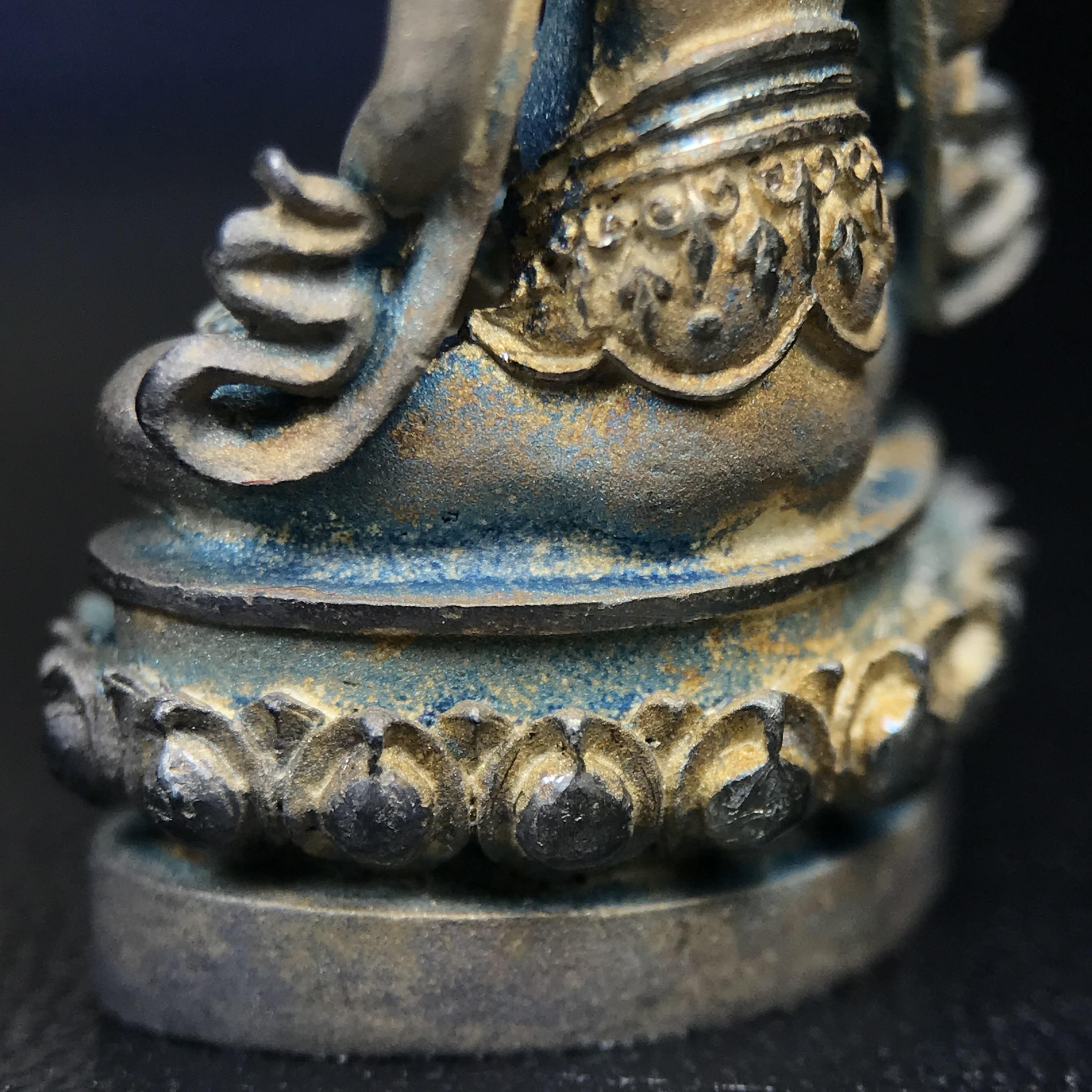 พระกริ่งอวโลกิเตศวร ( เจ้าแม่กวนอิม ) วัดโพธิ์แมนคุณาราม รุ่นอุดมโภคทรัพย์ ปี 2539 เนื้อเงินพ่นทราย(ผิวเดิม ขึ้นสีรุ้งธรรมชาติ แบบนิยม เสน่ห์ของพระเนื้อเงิน)(พร้อมกล่องบรรจุเดิม)(อีกหนึ่งรุ่นยอดนิยม พุทธศิลป์สวยงดงาม)หายาก 1 ใน 5000 องค์*องค์หมายเลข ๒๑๖๒*