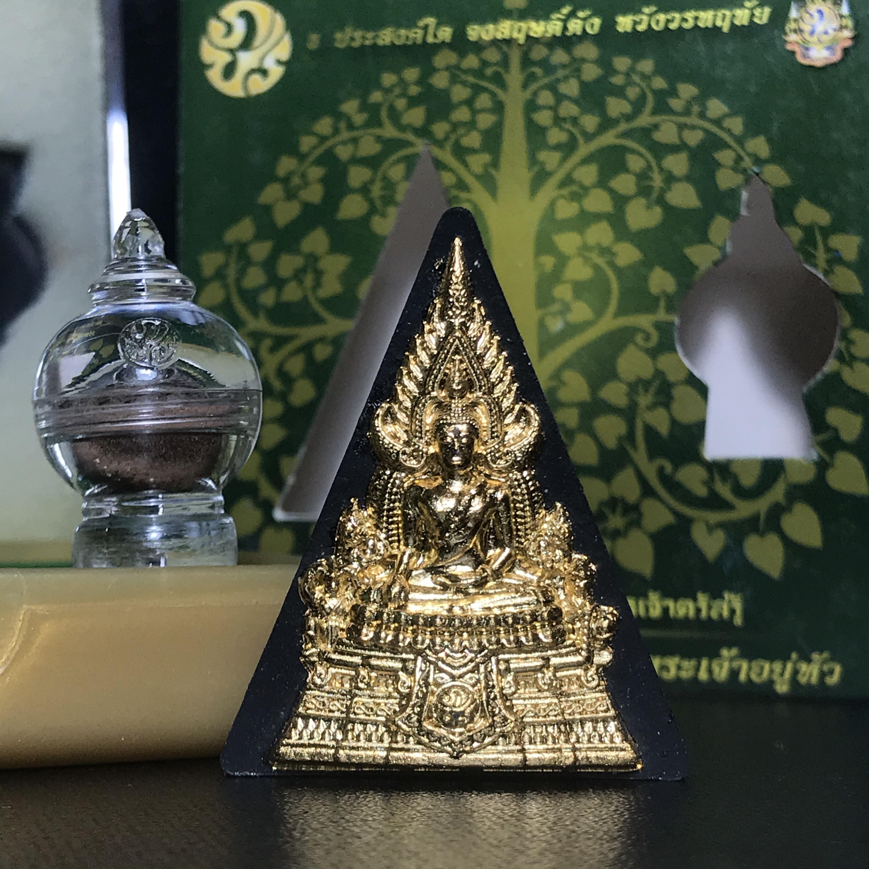 พระพุทธชินราช(จำลอง)ภปร. 84พรรษา เนื้อผงปิดทองด้านหน้า หลัง ภ.ป.ร. ทองแดง(พระราชทานมวลสาร จิตรลดาและเส้นพระเจ้า ร.9(เส้นผม))