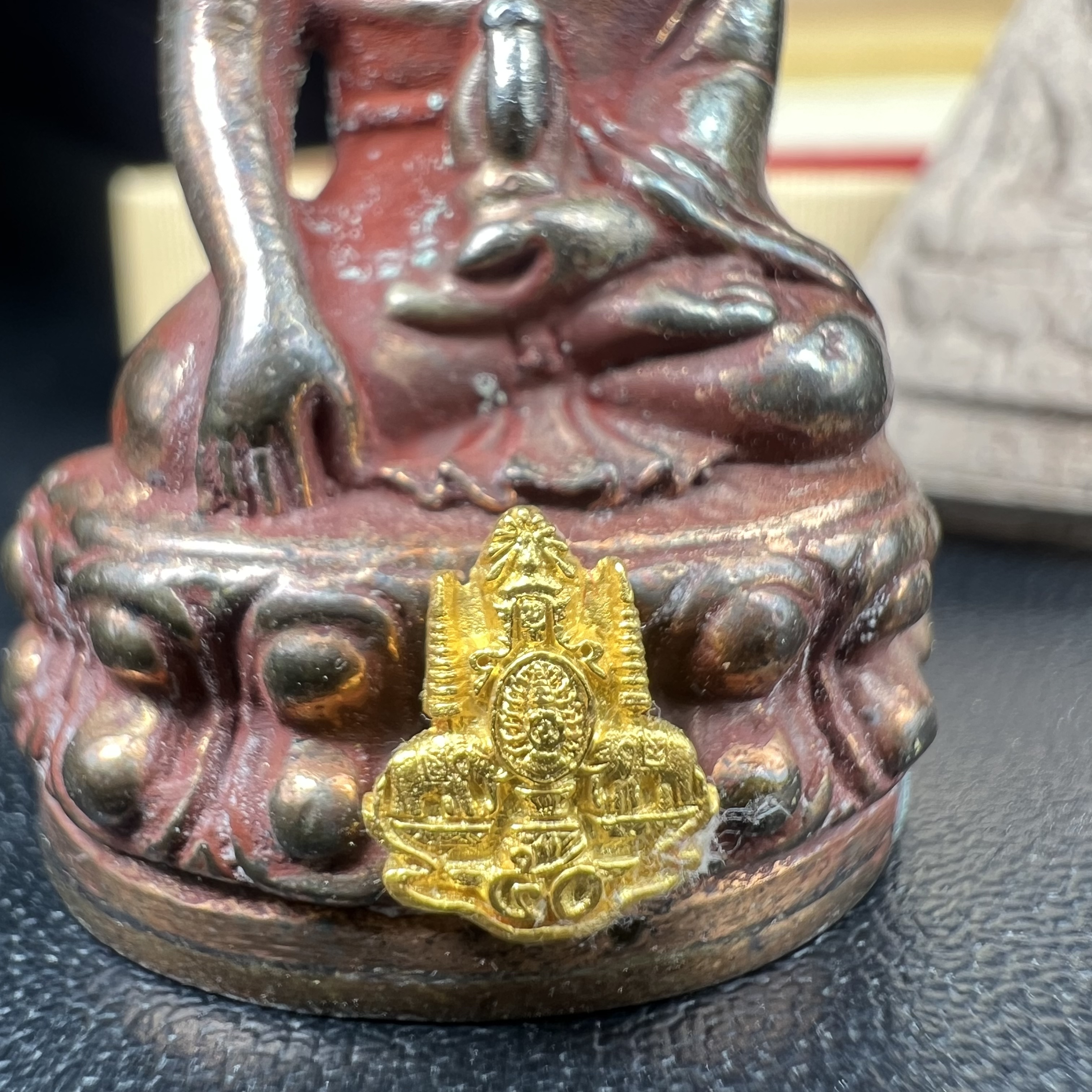 พระกริ่งเจริญโภคทรัพย์ พระพิมพ์จิตรลดา ที่ระลึกโครงการหลวง ปี 2539 ฉลองครองราชสมบัติครบ 50 ปี รัชกาลที่ 9 ตรากาญจนาภิเษกทองคำ(เนื้อทองคำแท้)(ชุดกรรมการหายาก)(สภาพผิวยาขัดแดงๆติดเต็มๆสวยเดิม ผิวแบบนี้พบเจอน้อย))(1ใน1999ชุด)