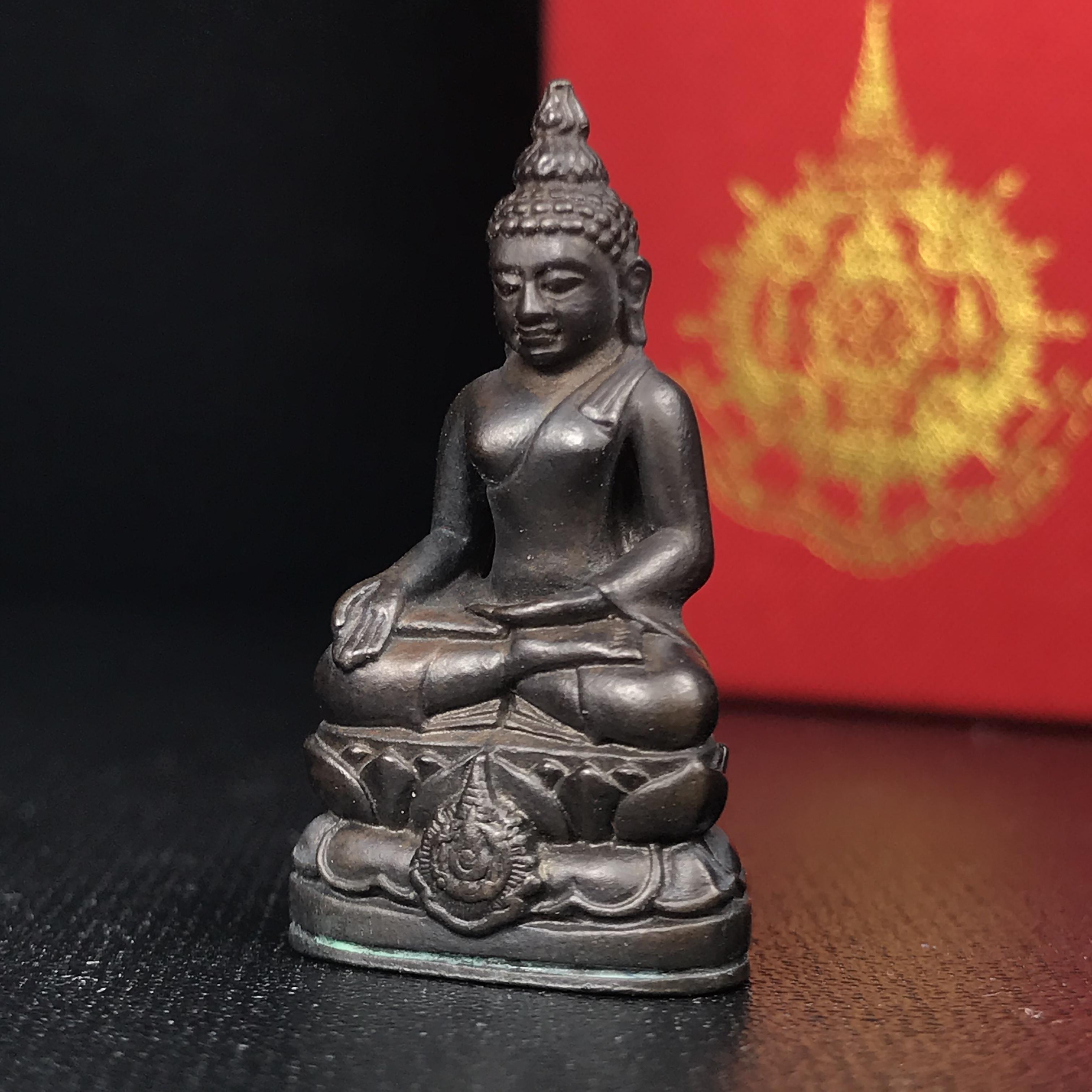 พระกริ่งไพรีพินาศ เฉลิมพระเกียรติ พระบาทสมเด็จพระเจ้าอยู่หัวรัชกาลที่9 พระชนมพรรษา 6 รอบ ปี2542 เนื้อนวโลหะผสมทองคำ(บรรจุเหล็กไหล)ดีนอก-ดีใน