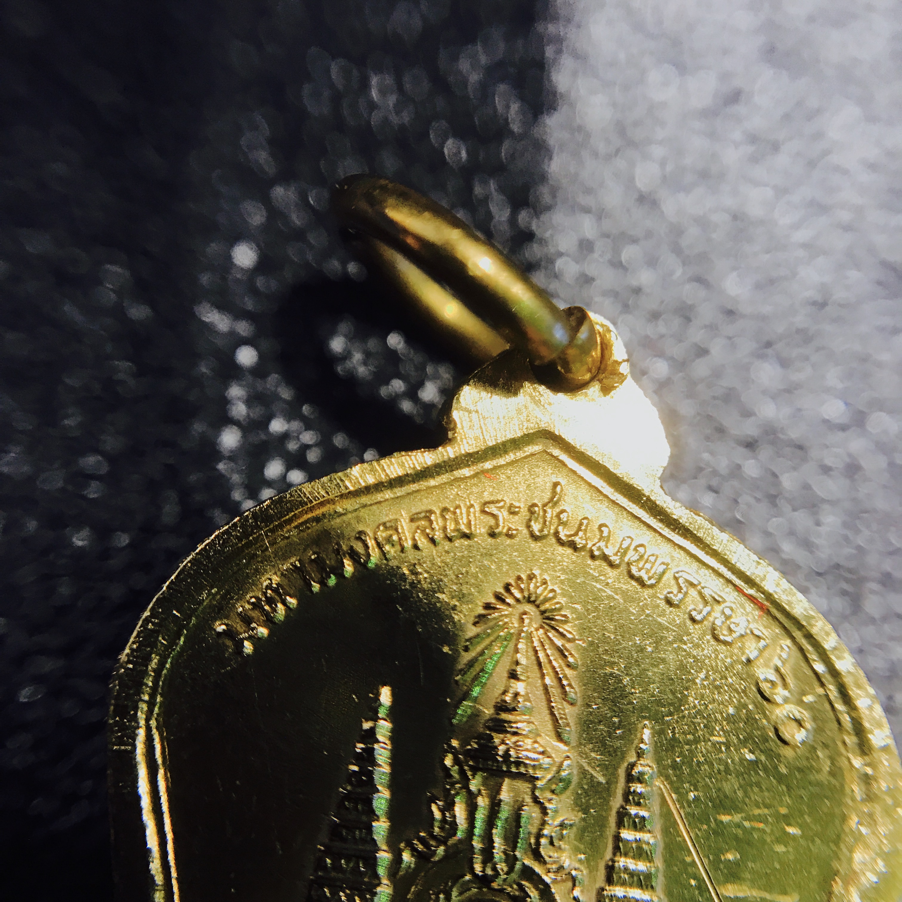 เหรียญที่ระลึกมหามงคลพระชนพรรษา 60 ปี 5 รอบ ปี2530 เนื้อทองคำ พิมพ์เล็ก ทรงเสมา(ระฆังคว่ำ)หายากสร้างน้อย