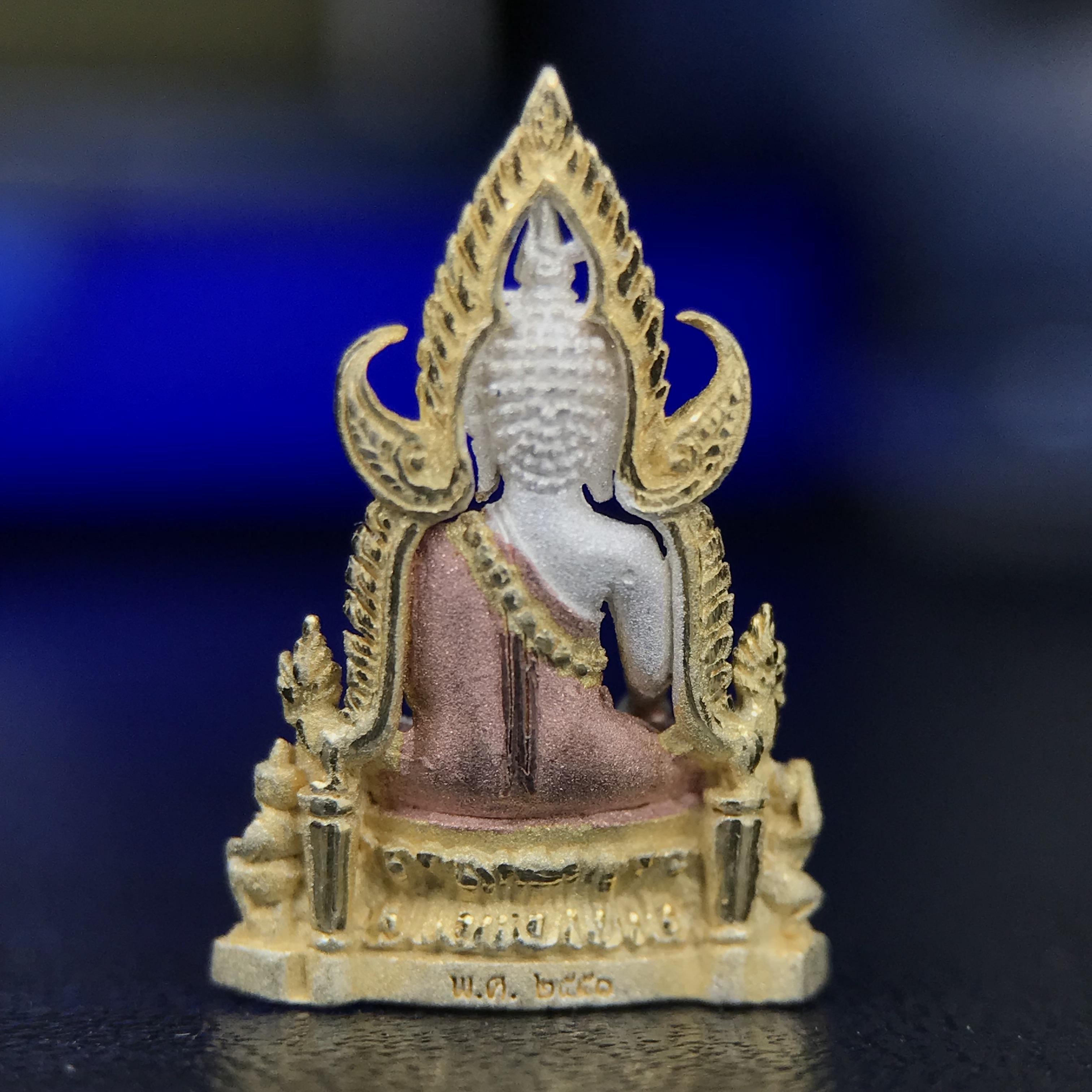 พระพุทธชินราช ภปร. โครงการ เพราะแผ่นดินนี้คือแผ่นดินเกิด เนื้อเงินชุบสามกษัตริย์ ปี2551 ขนาดหน้าตัก1/4นิ้ว(ขนาด1.1x1.6 ซม.) (สวยงามทรงคุณค่า อีกหนึ่งรุ่นยอดนิยมหายาก) (สภาพคัดสวย กล่องบรรจุเดิมครบ)