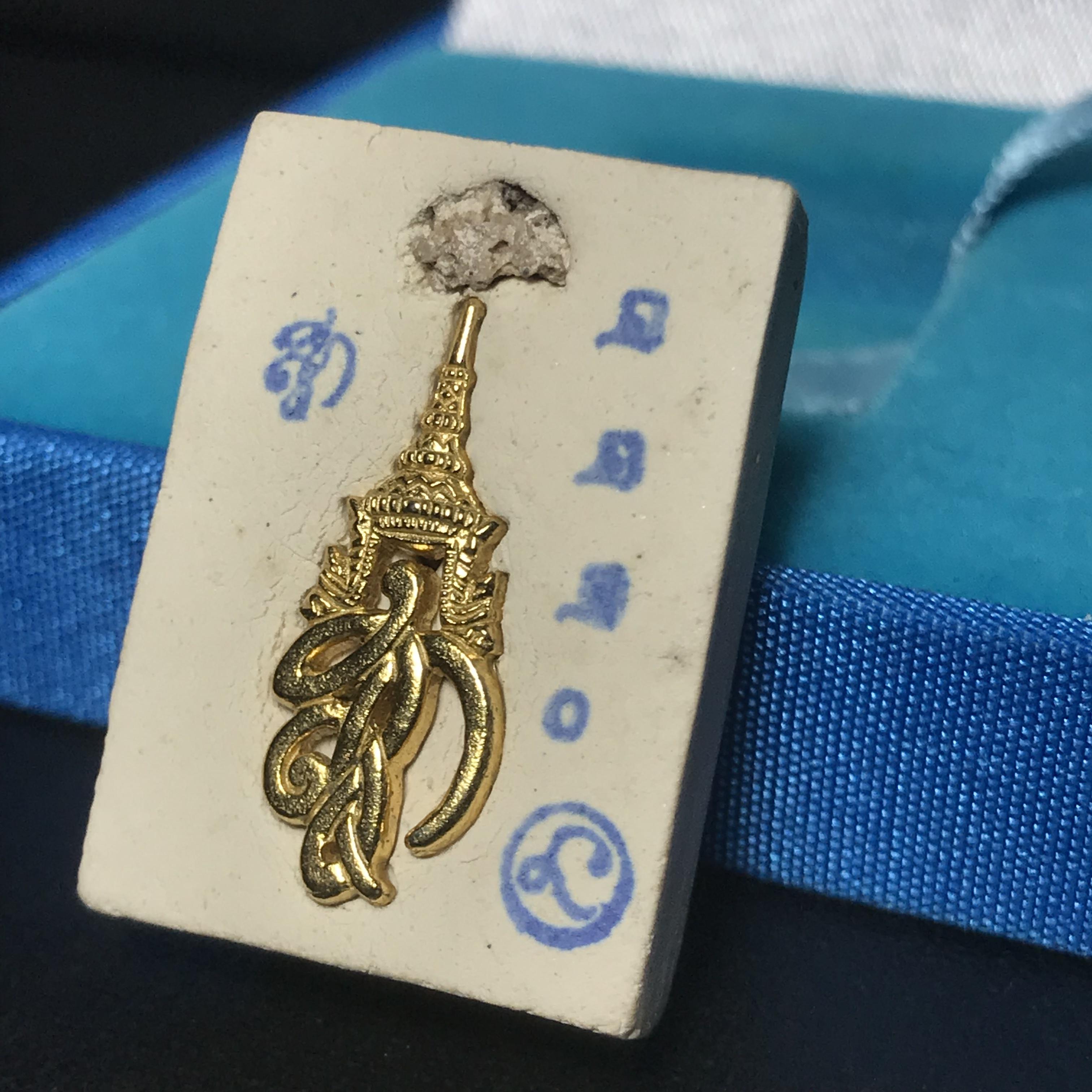 หลวงพ่อทวด รุ่น สก. วัดห้วยมงคล พิมพ์สี่เหลี่ยมเล็ก หลังฝังชิ้นเนื้อบางขุนพรม กรรมการสามโค๊ต(ตอกเลข)(เลขตอง)หมายเลข222 เนื้อขาวผสมผงเก่าบางขุนพรหม รุ่น2(1ใน 999องค์)