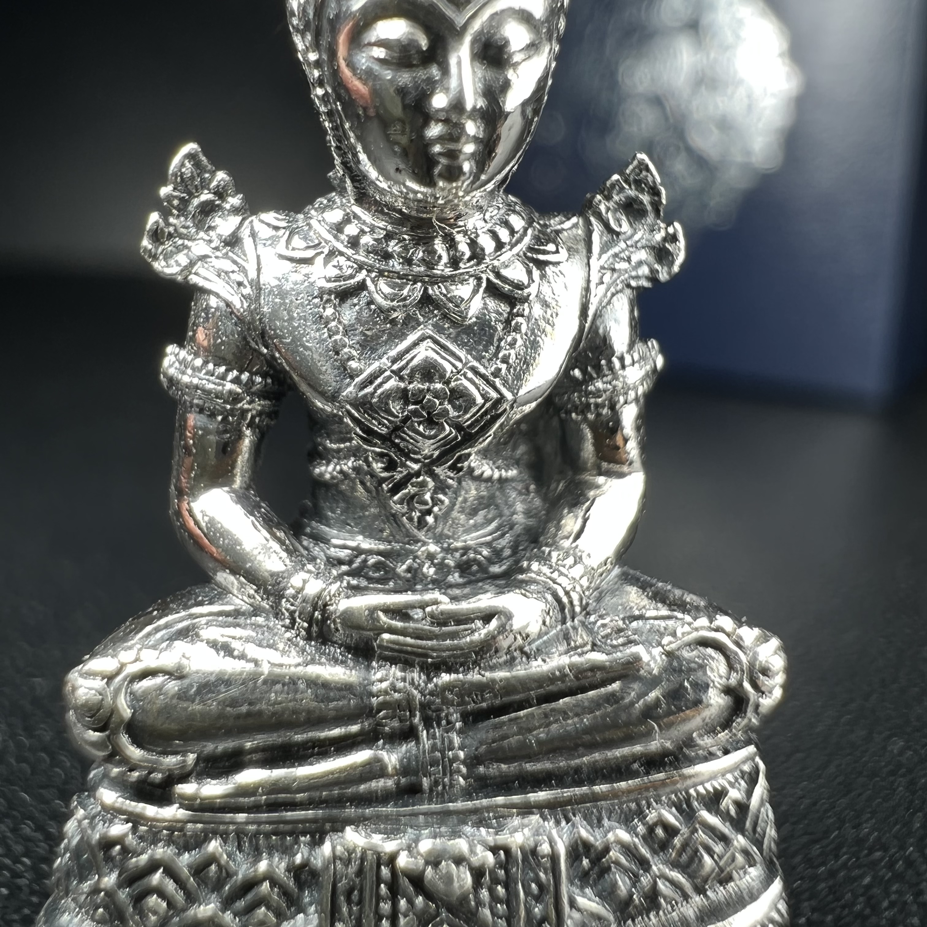 พระแก้วมรกต กรมสรรพสามิตจัดสร้างขึ้นเนื่องในโอกาสครบรอบ 64 ปีของกรมสรรพสามิต และเนื่องในวโรกาสที่พระบาทสมเด็จพระเจ้าอยู่หัวทรงครองราชย์ครบ 50 ปีในปีกาญจนาภิเษก เมื่อ พ.ศ.2539 เนื้อเงินรมดำขัดเงาพร้อมกล่องบรรจุเดิม