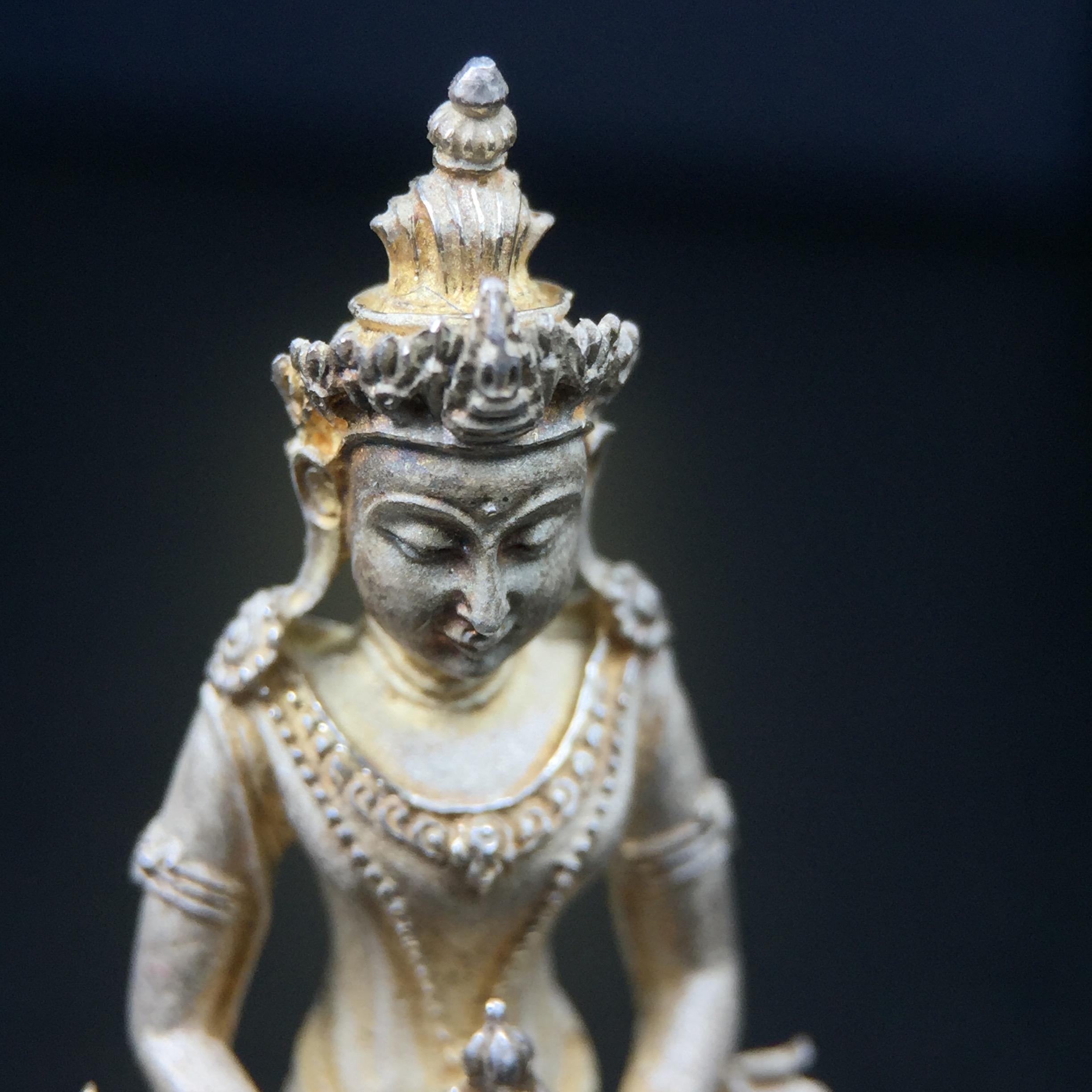 พระกริ่งอวโลกิเตศวร ( เจ้าแม่กวนอิม ) วัดโพธิ์แมนคุณาราม เนื้อเงิน พ่นทราย(ผิวเดิม ขึ้นสีรุ้งธรรมชาติ แบบนิยม เสน่ห์ของพระเนื้อเงิน) รุ่นอุดมโภคทรัพย์ พ.ศ.2539(อีกหนึ่งรุ่นยอดนิยม พุทธศิลป์สวยงดงาม)