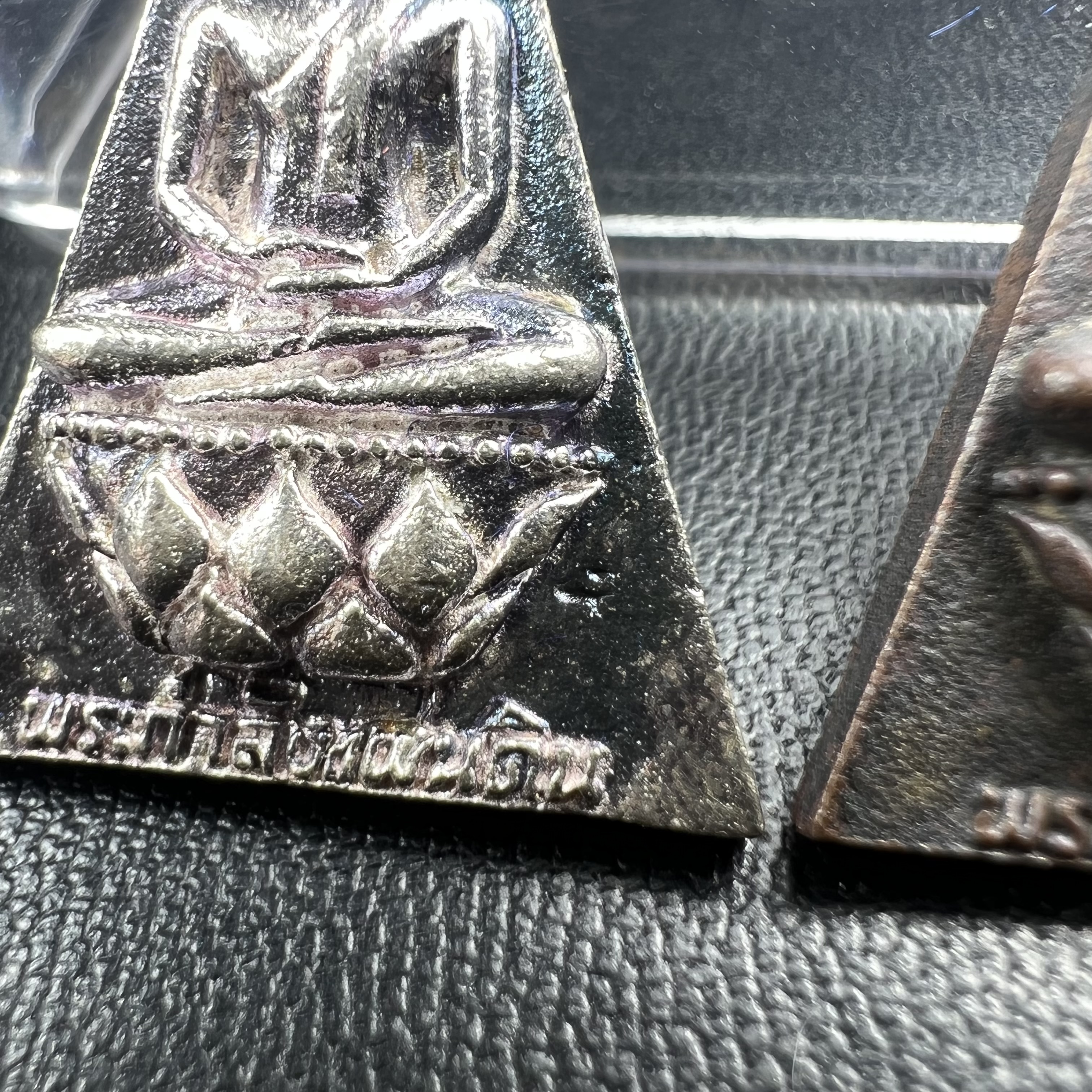 พระกำลังแผ่นดิน (สมเด็จจิตรลดา2) จัดสร้างเฉลิมพระเกียรติ ร.9 ครองราชย์ 50 ปี 2539 เนื้อเงิน(ผิวเดิมกลับดำ รุ้งๆสวย)+เนื้อนวโลหะ(สร้างน้อยหายาก)พร้อมกล่องบรรจุเดิมครบสมบูรณ์(1ใน2539องค์)