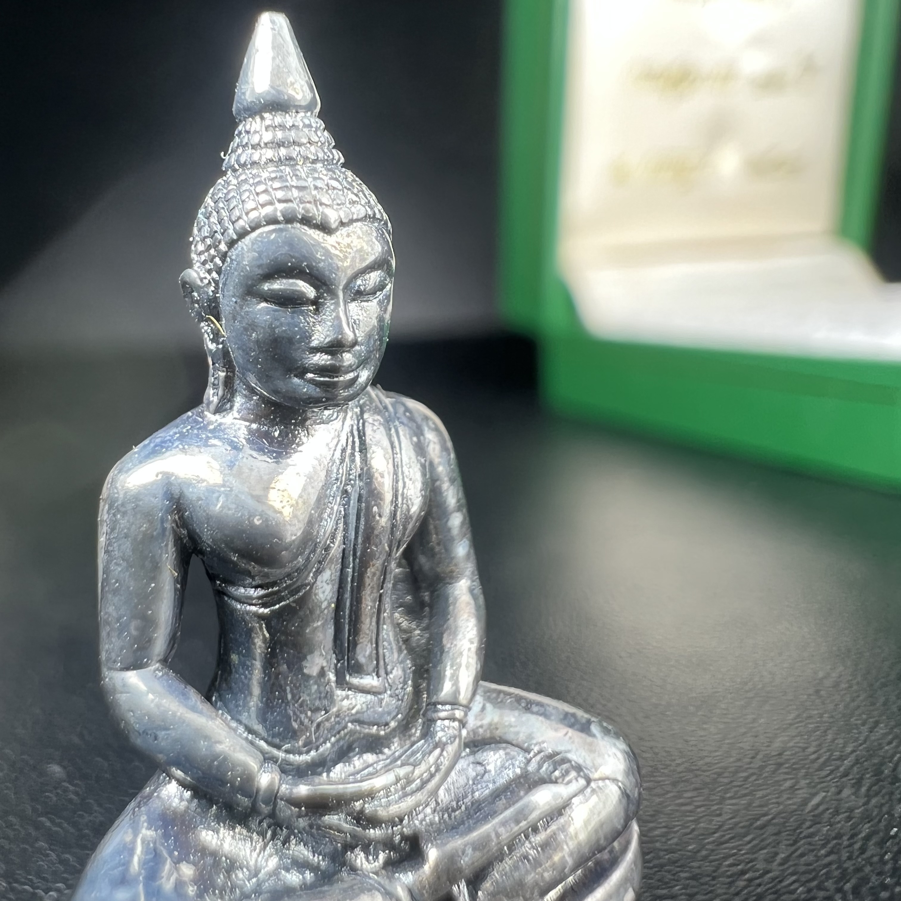 พระพุทธโสธร รุ่น กศก. 120 ปี เนื่องในโอกาสครบ 120 ปี กรมศุลกากร กระทรวงการคลัง จัดสร้าง ปี 2537 เนื้อเงินบริสุทธิ์ 99.9% ผิวขัดเงาลงดำ(งานบริษัท แพรนด้า จิวเวลรี่)สวยงดงาม ทรงคุณค่า